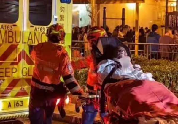 Hỏa hoạn tại một chung cư cao tầng Hong Kong (Trung Quốc), hơn 400 người mặc đồ ngủ hoảng loạn sơ t&aacute;n l&uacute;c rạng s&aacute;ng- Ảnh 4.