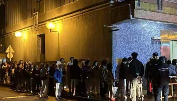 Hỏa hoạn tại một chung cư cao tầng Hong Kong (Trung Quốc), hơn 400 người mặc đồ ngủ hoảng loạn sơ t&aacute;n l&uacute;c rạng s&aacute;ng- Ảnh 2.