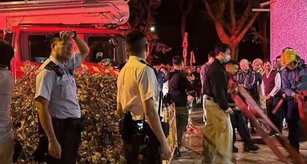 Hỏa hoạn tại một chung cư cao tầng Hong Kong (Trung Quốc), hơn 400 người mặc đồ ngủ hoảng loạn sơ t&aacute;n l&uacute;c rạng s&aacute;ng- Ảnh 3.