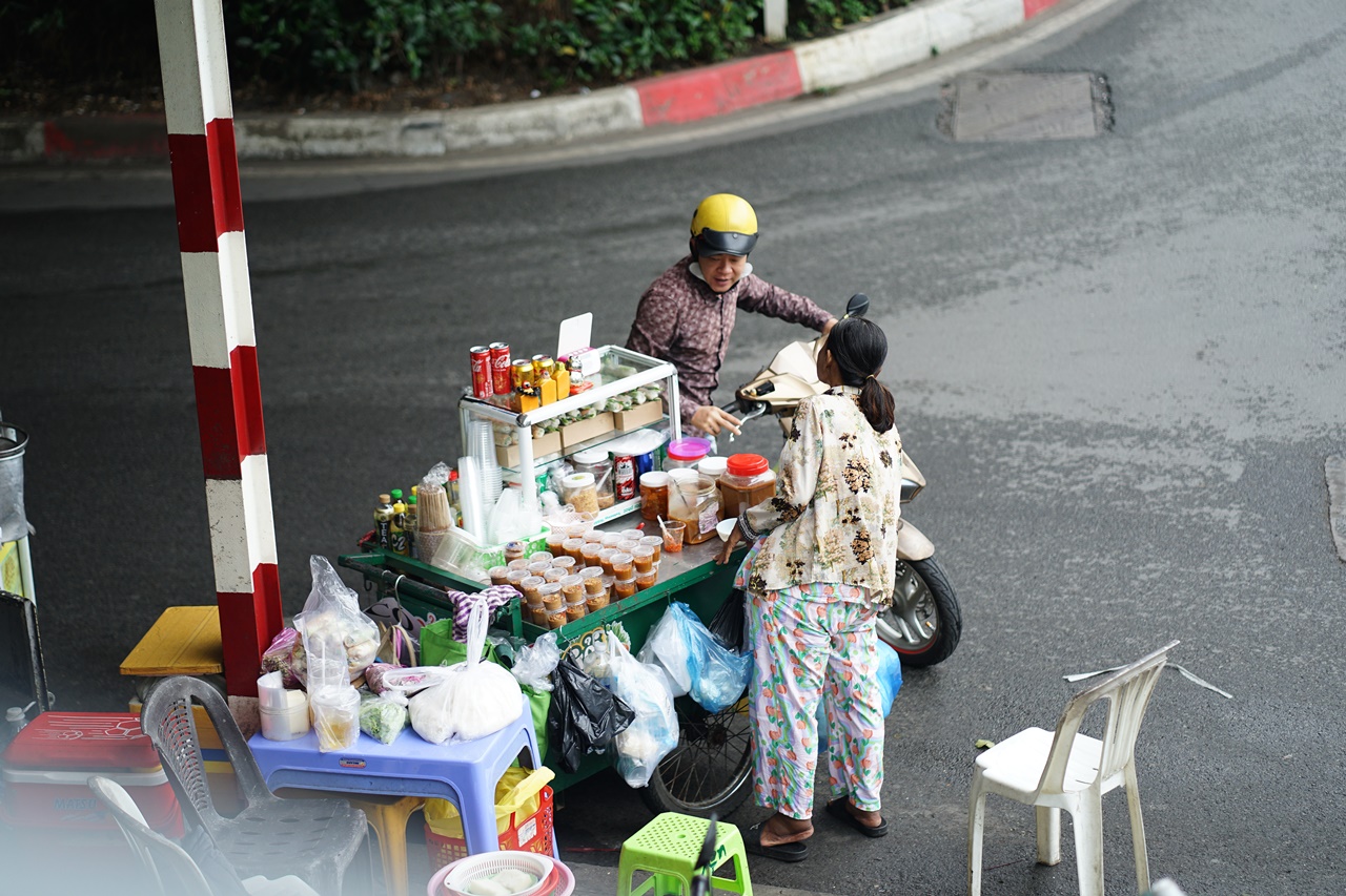 Xe gỏi cuốn 7.000 đồng của mẹ Ngọc Trinh ở TP.HCM: "Con còn tương lai, mẹ thì hết rồi"- Ảnh 5. Xe gỏi cuốn 7.000 đồng của mẹ Ngọc Trinh ở TP.HCM: "Con còn tương lai, mẹ thì hết rồi"- Ảnh 5.
