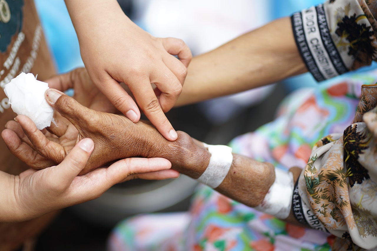 Xe gỏi cuốn 7.000 đồng của mẹ Ngọc Trinh ở TP.HCM: "Con còn tương lai, mẹ thì hết rồi"- Ảnh 7. Xe gỏi cuốn 7.000 đồng của mẹ Ngọc Trinh ở TP.HCM: "Con còn tương lai, mẹ thì hết rồi"- Ảnh 7.