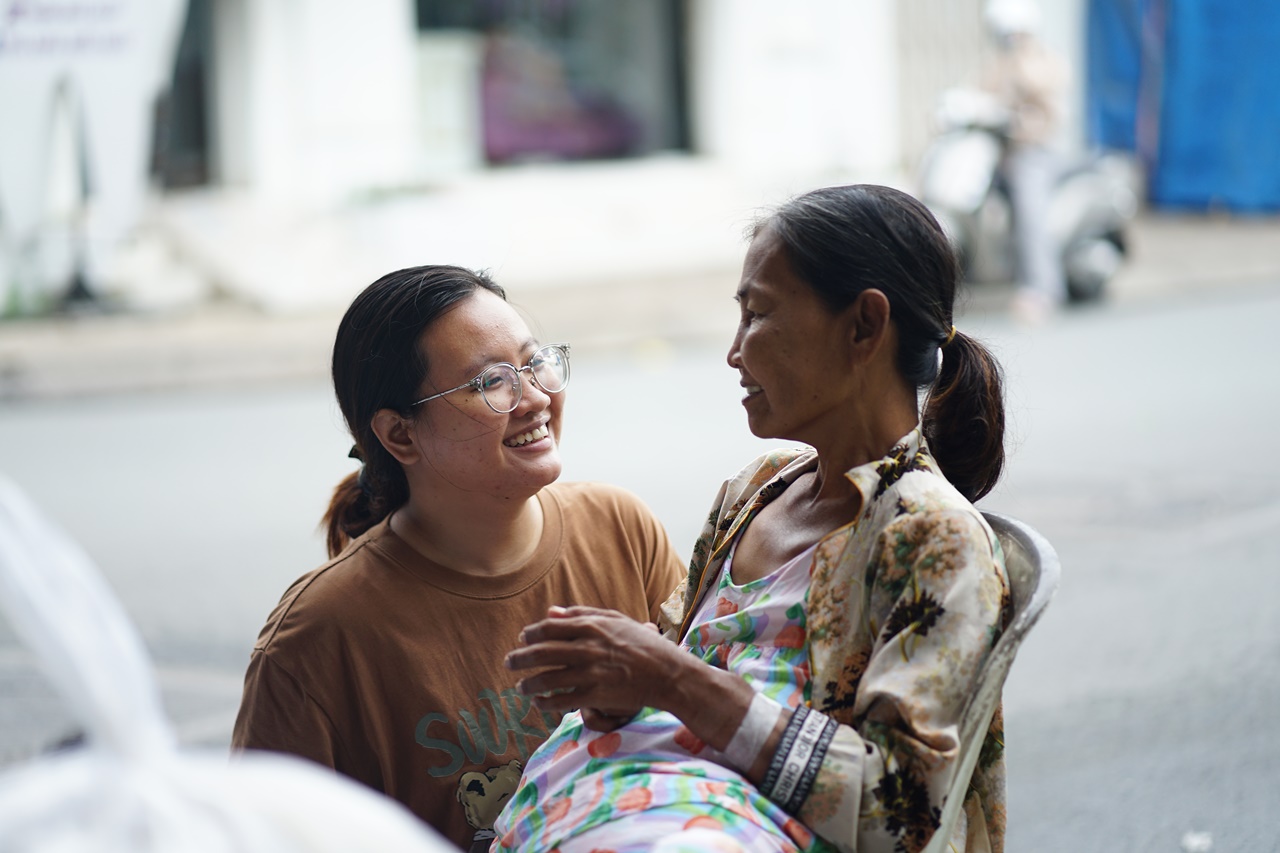 Xe gỏi cuốn 7.000 đồng của mẹ Ngọc Trinh ở TP.HCM: "Con còn tương lai, mẹ thì hết rồi"- Ảnh 6. Xe gỏi cuốn 7.000 đồng của mẹ Ngọc Trinh ở TP.HCM: "Con còn tương lai, mẹ thì hết rồi"- Ảnh 6.