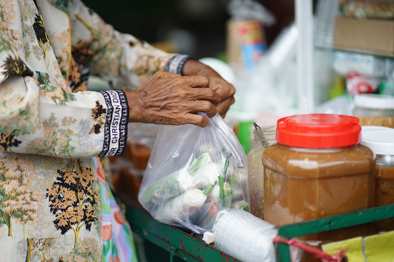 Xe gỏi cuốn 7.000 đồng của mẹ Ngọc Trinh ở TP.HCM: "Con còn tương lai, mẹ thì hết rồi"- Ảnh 9. Xe gỏi cuốn 7.000 đồng của mẹ Ngọc Trinh ở TP.HCM: "Con còn tương lai, mẹ thì hết rồi"- Ảnh 9.