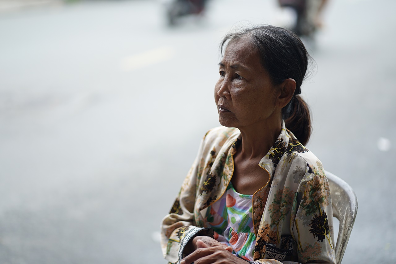 Xe gỏi cuốn 7.000 đồng của mẹ Ngọc Trinh ở TP.HCM: "Con còn tương lai, mẹ thì hết rồi"- Ảnh 2. Xe gỏi cuốn 7.000 đồng của mẹ Ngọc Trinh ở TP.HCM: "Con còn tương lai, mẹ thì hết rồi"- Ảnh 2.