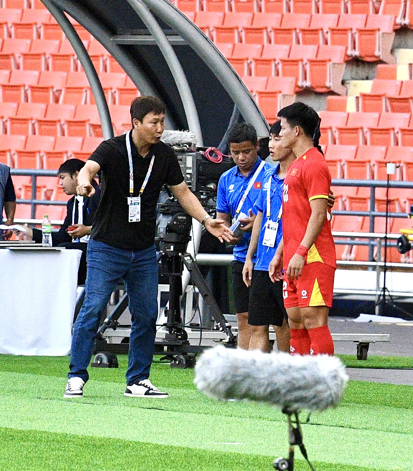 Nam thần 2k3 ăn mừng như Ronaldo, nói 1 câu cực ý nghĩa khi ghi bàn giúp U22 Việt Nam vào chung kết SEA Games- Ảnh 2. Nam thần 2k3 ăn mừng như Ronaldo, nói 1 câu cực ý nghĩa khi ghi bàn giúp U22 Việt Nam vào chung kết SEA Games- Ảnh 2.