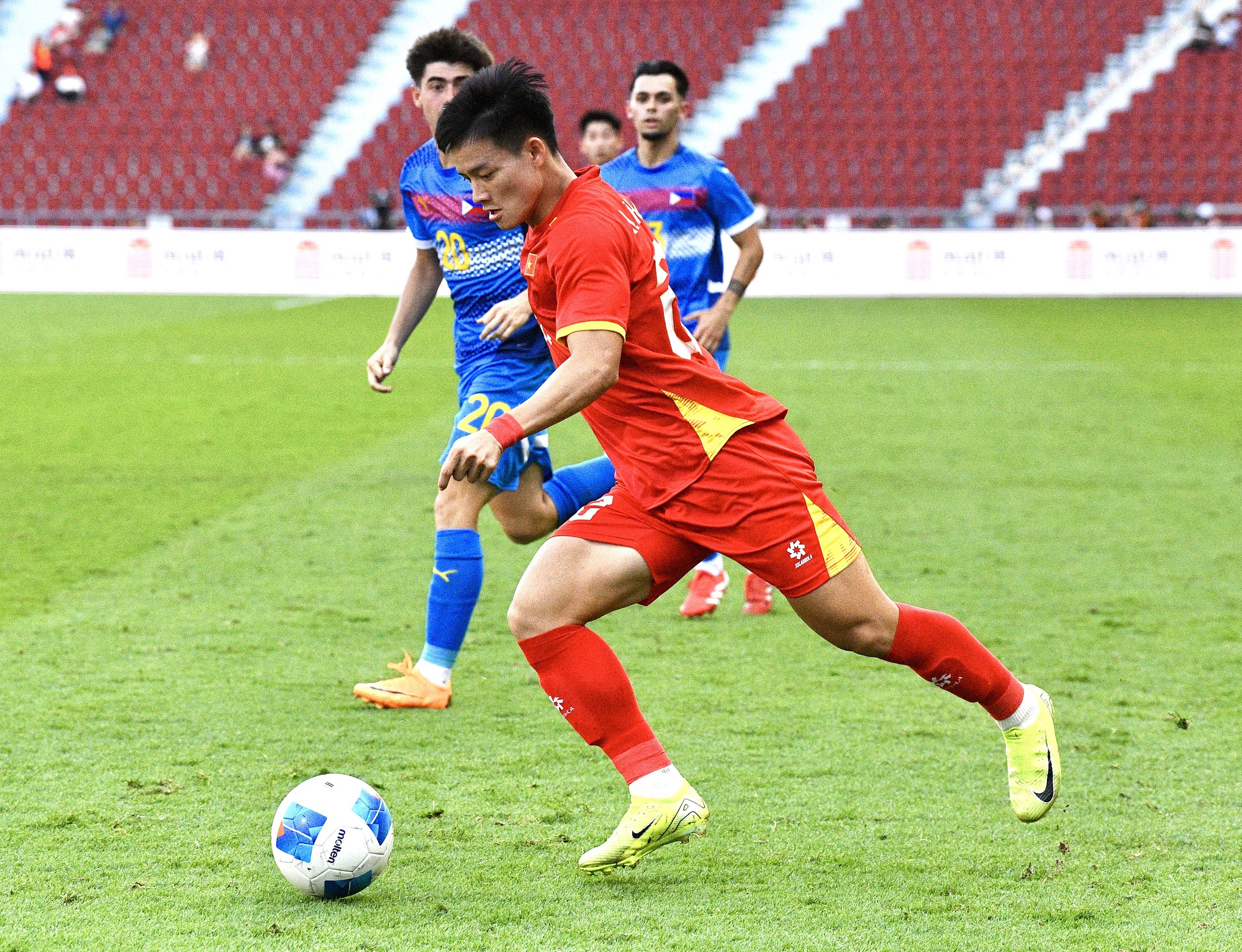 Nam thần 2k3 ăn mừng như Ronaldo, nói 1 câu cực ý nghĩa khi ghi bàn giúp U22 Việt Nam vào chung kết SEA Games- Ảnh 8. Nam thần 2k3 ăn mừng như Ronaldo, nói 1 câu cực ý nghĩa khi ghi bàn giúp U22 Việt Nam vào chung kết SEA Games- Ảnh 8.