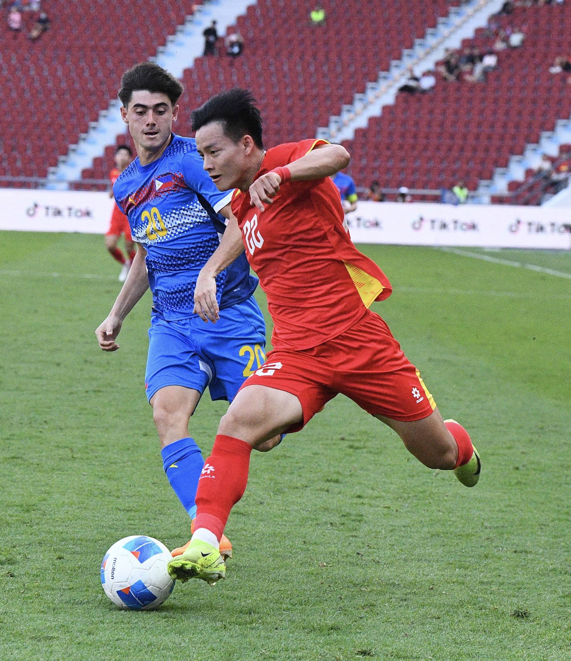 Nam thần 2k3 ăn mừng như Ronaldo, nói 1 câu cực ý nghĩa khi ghi bàn giúp U22 Việt Nam vào chung kết SEA Games- Ảnh 9. Nam thần 2k3 ăn mừng như Ronaldo, nói 1 câu cực ý nghĩa khi ghi bàn giúp U22 Việt Nam vào chung kết SEA Games- Ảnh 9.