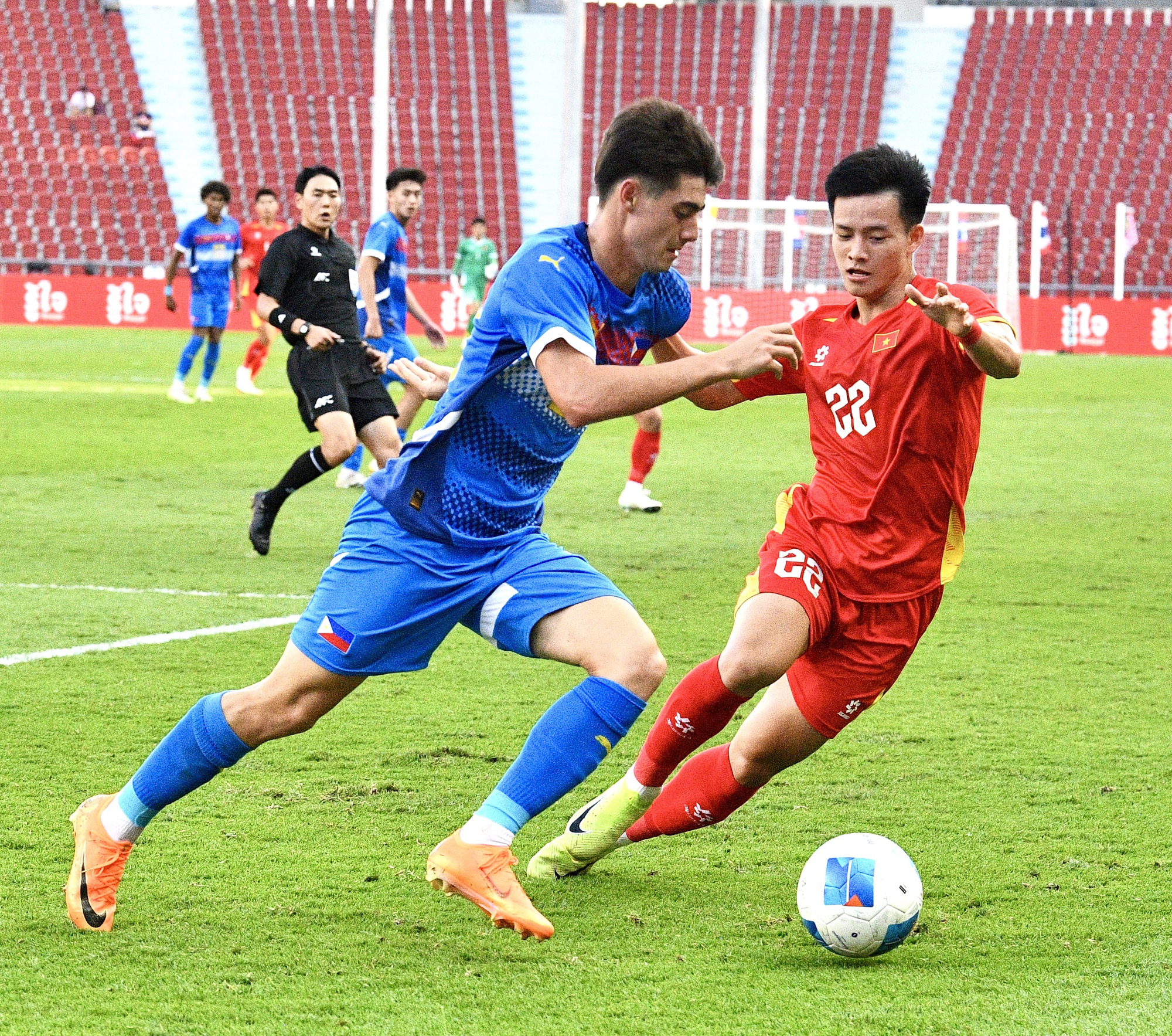 Nam thần 2k3 ăn mừng như Ronaldo, nói 1 câu cực ý nghĩa khi ghi bàn giúp U22 Việt Nam vào chung kết SEA Games- Ảnh 10. Nam thần 2k3 ăn mừng như Ronaldo, nói 1 câu cực ý nghĩa khi ghi bàn giúp U22 Việt Nam vào chung kết SEA Games- Ảnh 10.