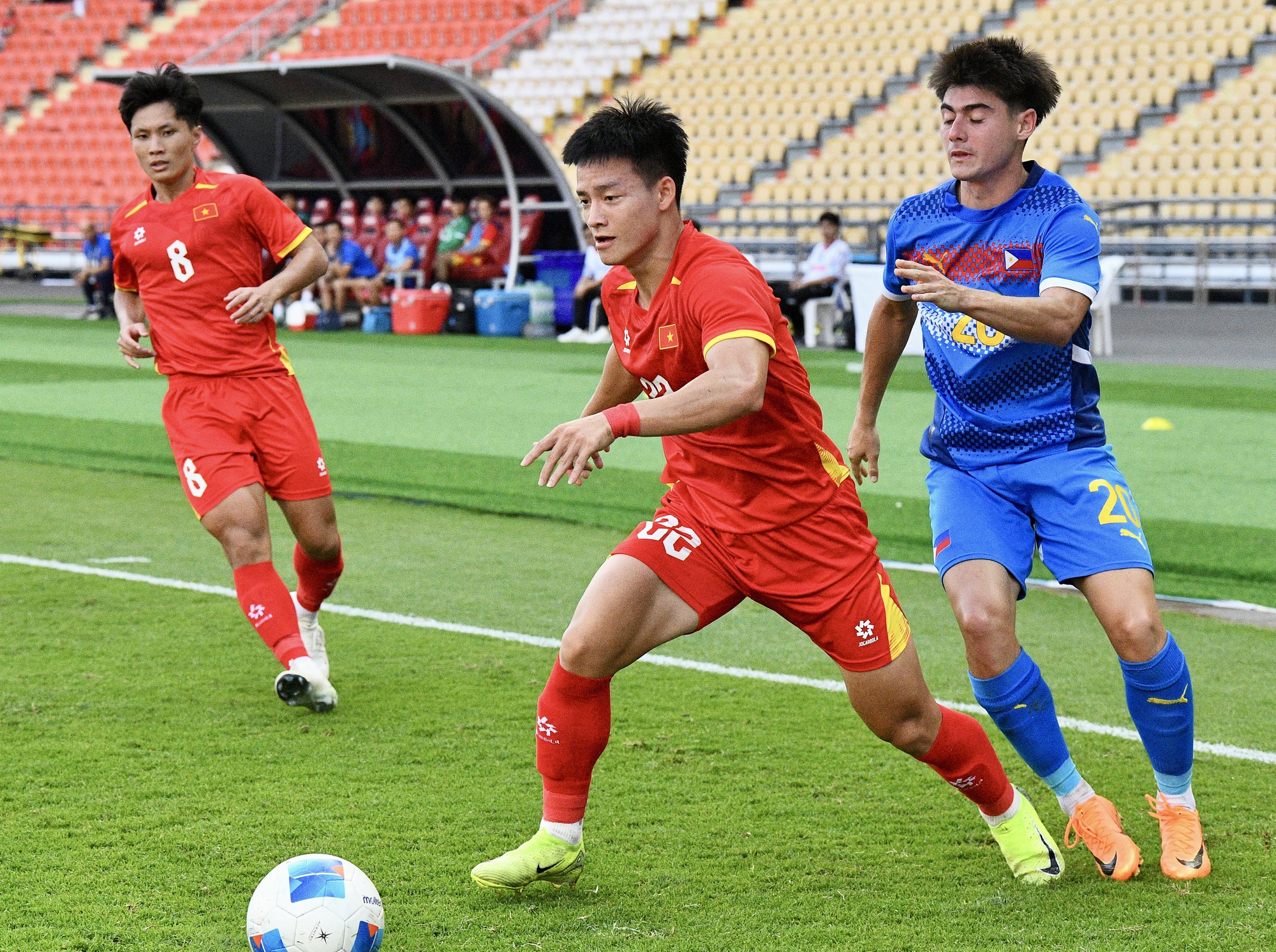 Nam thần 2k3 ăn mừng như Ronaldo, nói 1 câu cực ý nghĩa khi ghi bàn giúp U22 Việt Nam vào chung kết SEA Games- Ảnh 11. Nam thần 2k3 ăn mừng như Ronaldo, nói 1 câu cực ý nghĩa khi ghi bàn giúp U22 Việt Nam vào chung kết SEA Games- Ảnh 11.