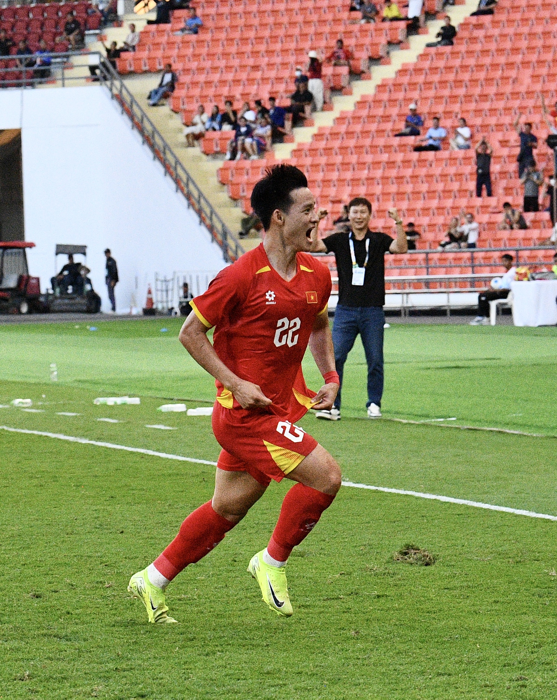 Nam thần 2k3 ăn mừng như Ronaldo, nói 1 câu cực ý nghĩa khi ghi bàn giúp U22 Việt Nam vào chung kết SEA Games- Ảnh 3. Nam thần 2k3 ăn mừng như Ronaldo, nói 1 câu cực ý nghĩa khi ghi bàn giúp U22 Việt Nam vào chung kết SEA Games- Ảnh 3.