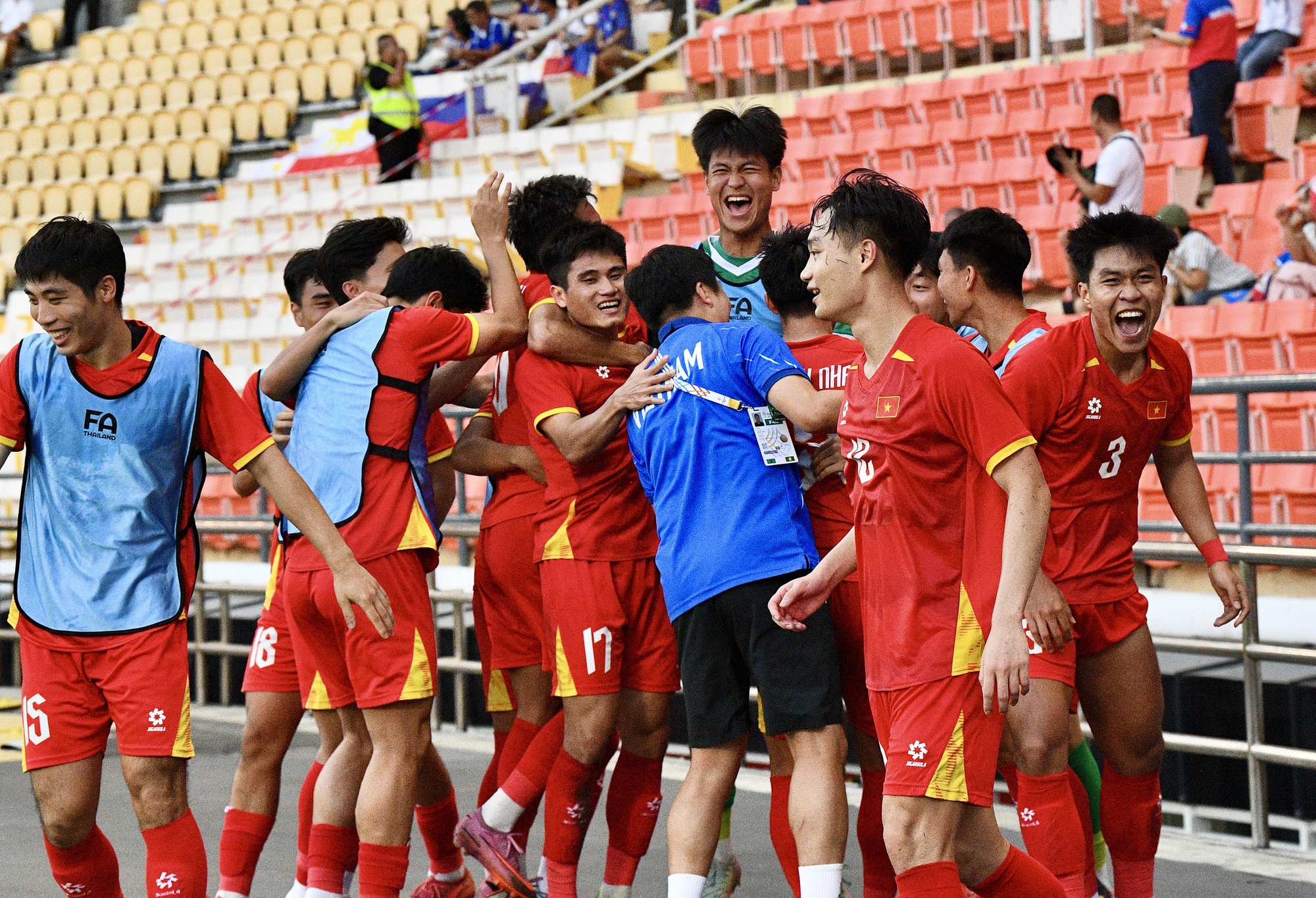 Nam thần 2k3 ăn mừng như Ronaldo, nói 1 câu cực ý nghĩa khi ghi bàn giúp U22 Việt Nam vào chung kết SEA Games- Ảnh 15. Nam thần 2k3 ăn mừng như Ronaldo, nói 1 câu cực ý nghĩa khi ghi bàn giúp U22 Việt Nam vào chung kết SEA Games- Ảnh 15.