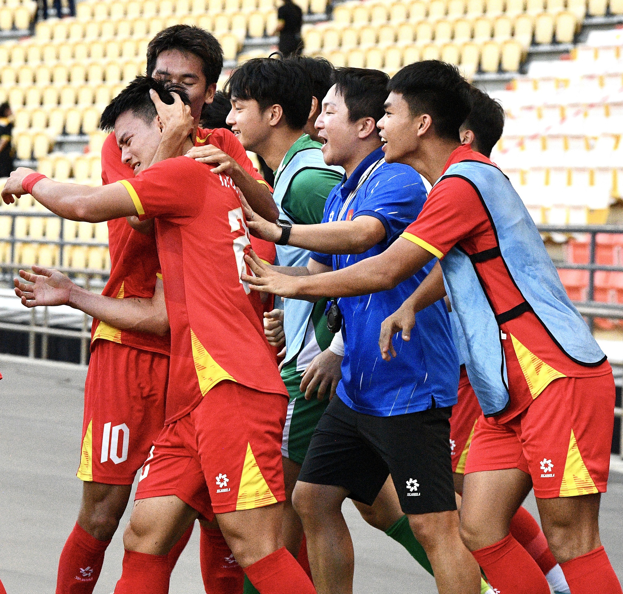 Nam thần 2k3 ăn mừng như Ronaldo, nói 1 câu cực ý nghĩa khi ghi bàn giúp U22 Việt Nam vào chung kết SEA Games- Ảnh 14. Nam thần 2k3 ăn mừng như Ronaldo, nói 1 câu cực ý nghĩa khi ghi bàn giúp U22 Việt Nam vào chung kết SEA Games- Ảnh 14.