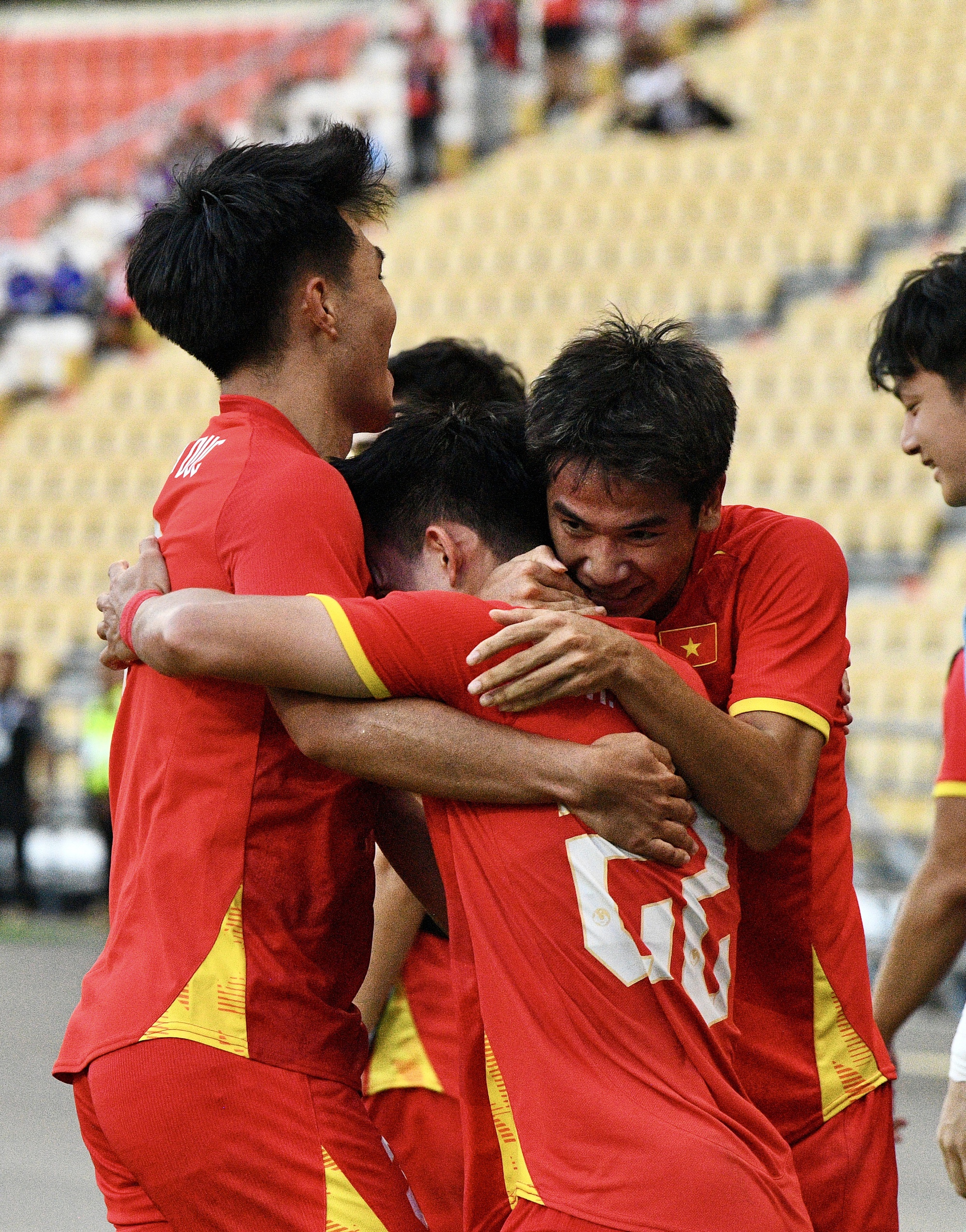 Nam thần 2k3 ăn mừng như Ronaldo, nói 1 câu cực ý nghĩa khi ghi bàn giúp U22 Việt Nam vào chung kết SEA Games- Ảnh 13. Nam thần 2k3 ăn mừng như Ronaldo, nói 1 câu cực ý nghĩa khi ghi bàn giúp U22 Việt Nam vào chung kết SEA Games- Ảnh 13.