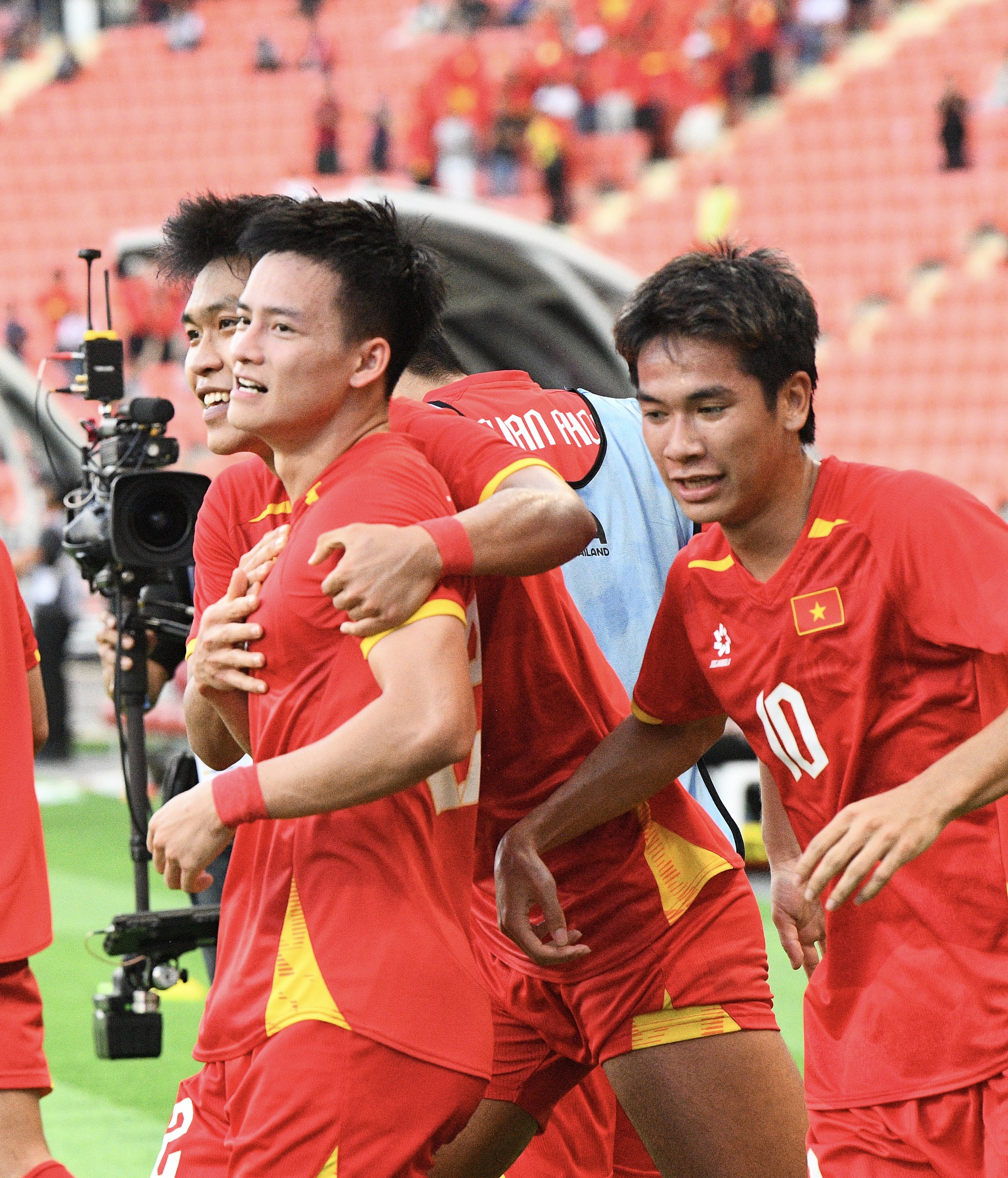Nam thần 2k3 ăn mừng như Ronaldo, nói 1 câu cực ý nghĩa khi ghi bàn giúp U22 Việt Nam vào chung kết SEA Games- Ảnh 7. Nam thần 2k3 ăn mừng như Ronaldo, nói 1 câu cực ý nghĩa khi ghi bàn giúp U22 Việt Nam vào chung kết SEA Games- Ảnh 7.