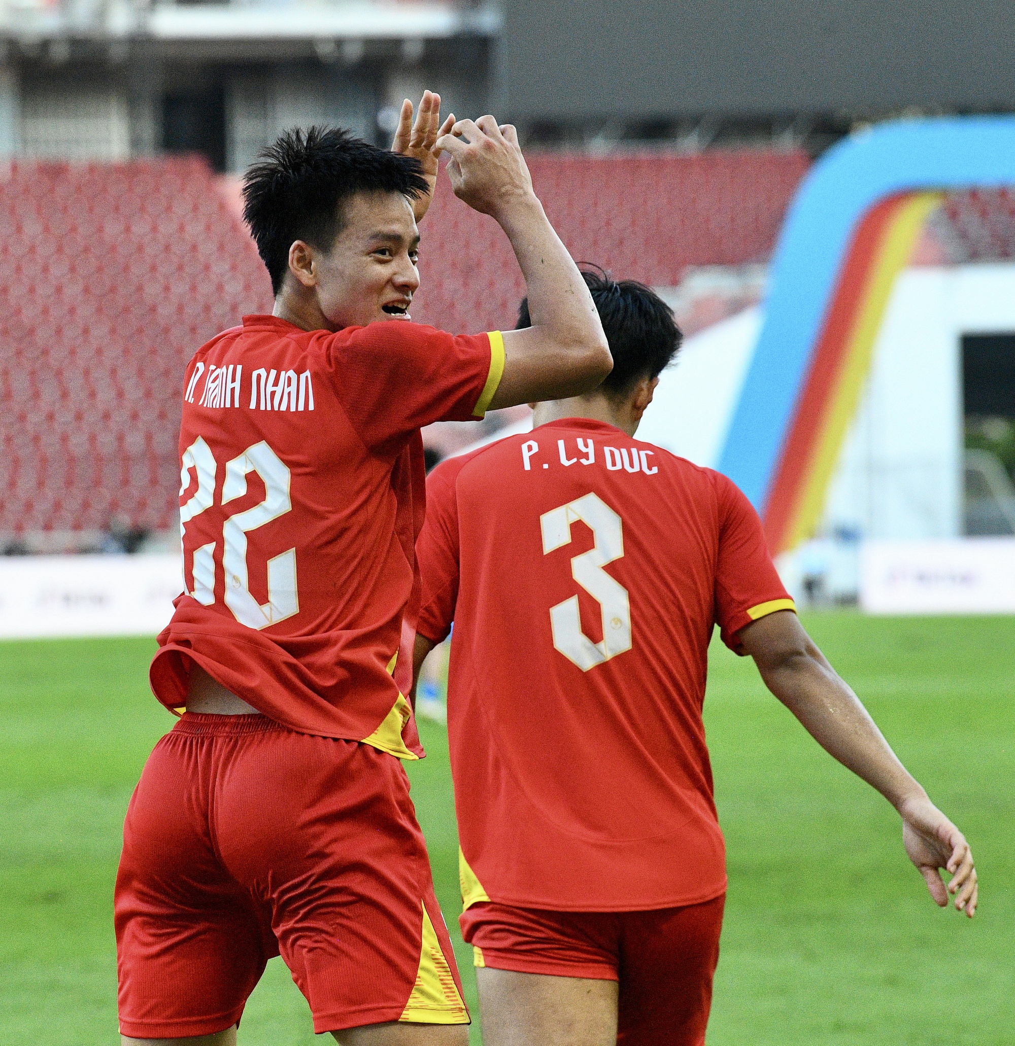 Nam thần 2k3 ăn mừng như Ronaldo, nói 1 câu cực ý nghĩa khi ghi bàn giúp U22 Việt Nam vào chung kết SEA Games- Ảnh 5. Nam thần 2k3 ăn mừng như Ronaldo, nói 1 câu cực ý nghĩa khi ghi bàn giúp U22 Việt Nam vào chung kết SEA Games- Ảnh 5.