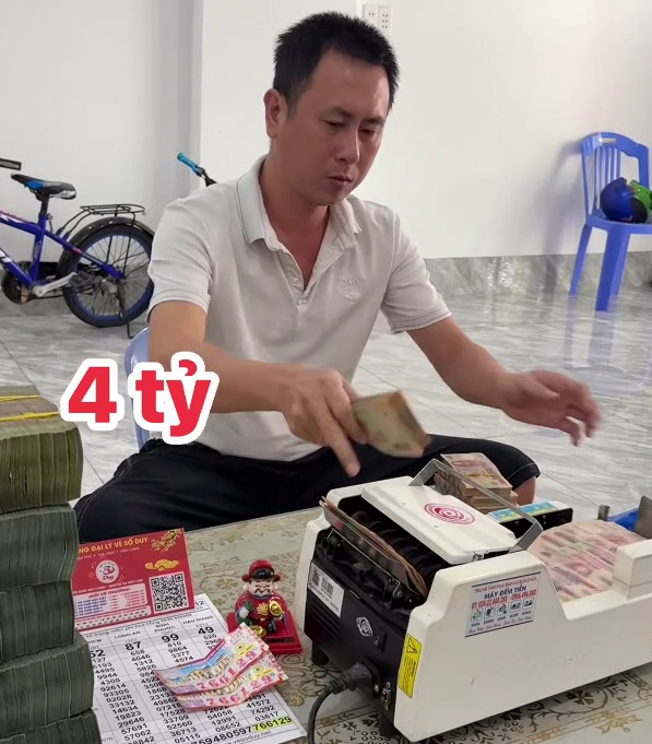 Xổ số miền Nam: Đoạn clip đại lý đếm tiền tỉ đổi thưởng độc đắc gây “sốt” mạng xã hội- Ảnh 1. Xổ số miền Nam: Đoạn clip đại lý đếm tiền tỉ đổi thưởng độc đắc gây “sốt” mạng xã hội- Ảnh 1.