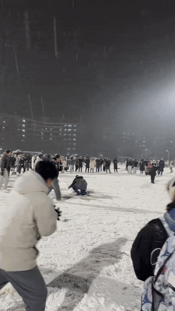 Cảnh tượng về đ&ecirc;m ở một trường đại học Bắc Kinh, nhiều người t&ograve; m&ograve; nhận x&eacute;t: 