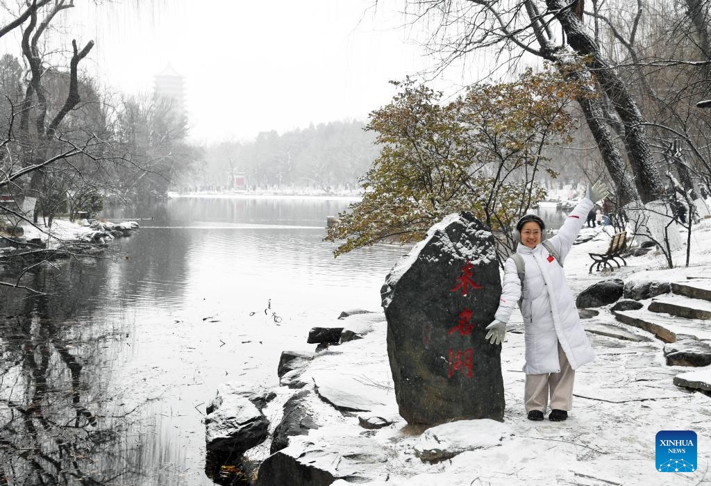 Cảnh tượng về đ&ecirc;m ở một trường đại học Bắc Kinh, nhiều người t&ograve; m&ograve; nhận x&eacute;t: "Họ cũng l&agrave;m như vậy ư?"- Ảnh 6.