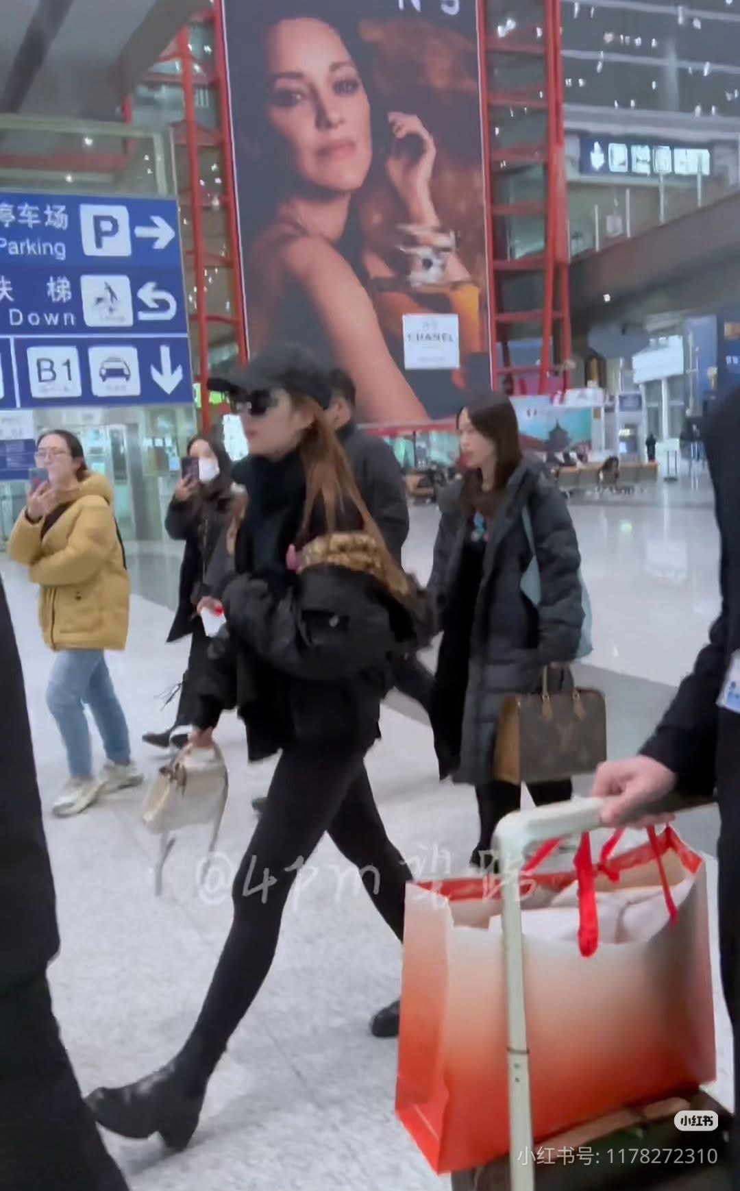 Lưu Diệc Phi dáng chuẩn cỡ nào, nhìn cách diện quần mới nhất là biết!- Ảnh 7.