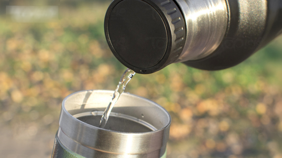 Người đ&agrave;n &ocirc;ng tử vong v&igrave; ngộ độc ch&igrave;, vi&ecirc;m phổi do uống 1 loại nước trong cốc giữ nhiệt: 7 loại nước h&oacute;a thuốc độc, đừng đựng v&agrave;o đ&oacute;- Ảnh 1.