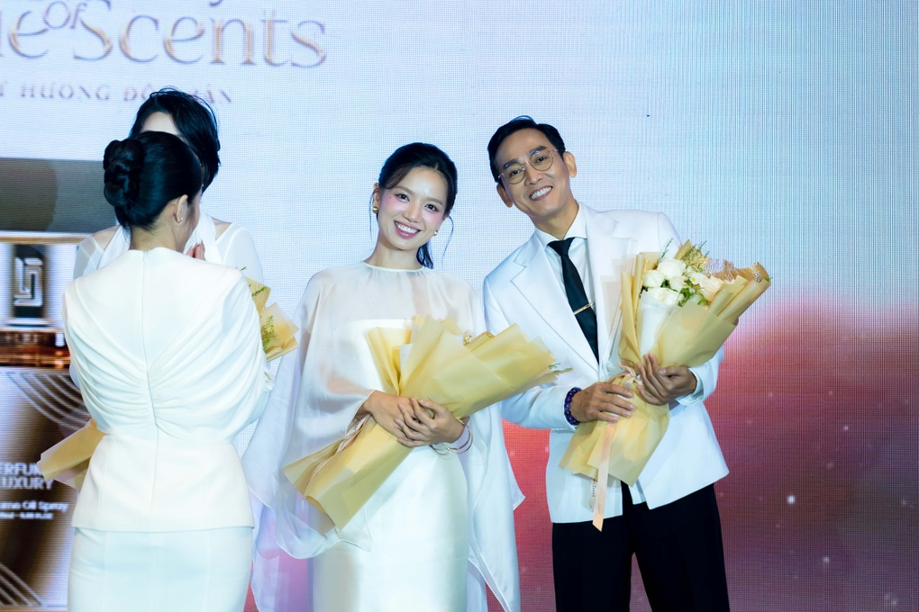 Bắt gặp cặp sao Vbiz cách nhau 16 tuổi công khai tình tứ, nhà gái đẹp ác liệt ai ngắm cũng phải mê- Ảnh 1. Bắt gặp cặp sao Vbiz cách nhau 16 tuổi công khai tình tứ, nhà gái đẹp ác liệt ai ngắm cũng phải mê- Ảnh 1.