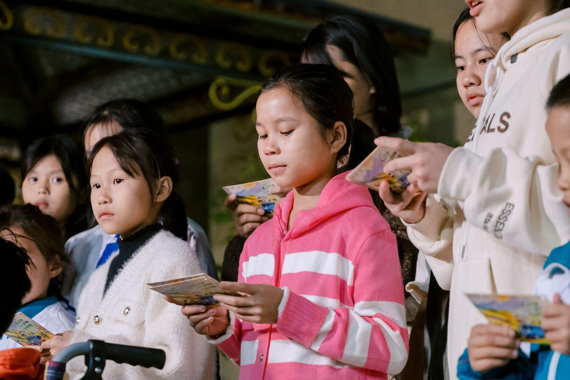 Hành trình trả ơn đời đẹp như cổ tích của người thầy “làm bố” 37 trẻ mồ côi- Ảnh 1. Hành trình trả ơn đời đẹp như cổ tích của người thầy “làm bố” 37 trẻ mồ côi- Ảnh 1.