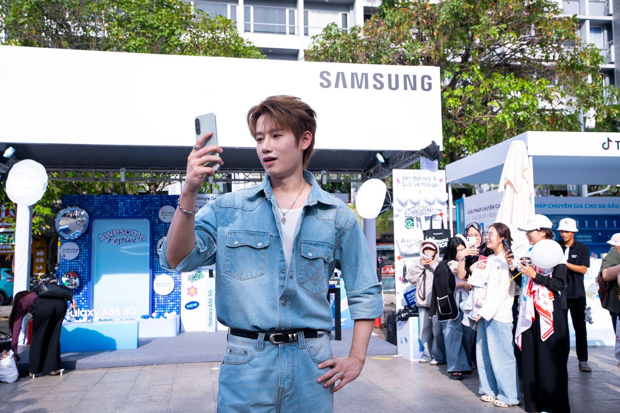 Awesome Immersive Tour mang l&ocirc; t&ocirc;, xin xăm đến phố đi bộ Nguyễn Huệ - thu h&uacute;t loạt TikToker v&agrave; sao đ&igrave;nh đ&aacute;m- Ảnh 1.