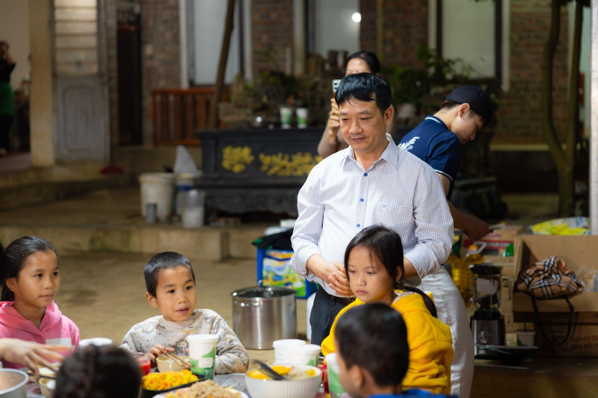 Hành trình trả ơn đời đẹp như cổ tích của người thầy “làm bố” 37 trẻ mồ côi- Ảnh 3. Hành trình trả ơn đời đẹp như cổ tích của người thầy “làm bố” 37 trẻ mồ côi- Ảnh 3.