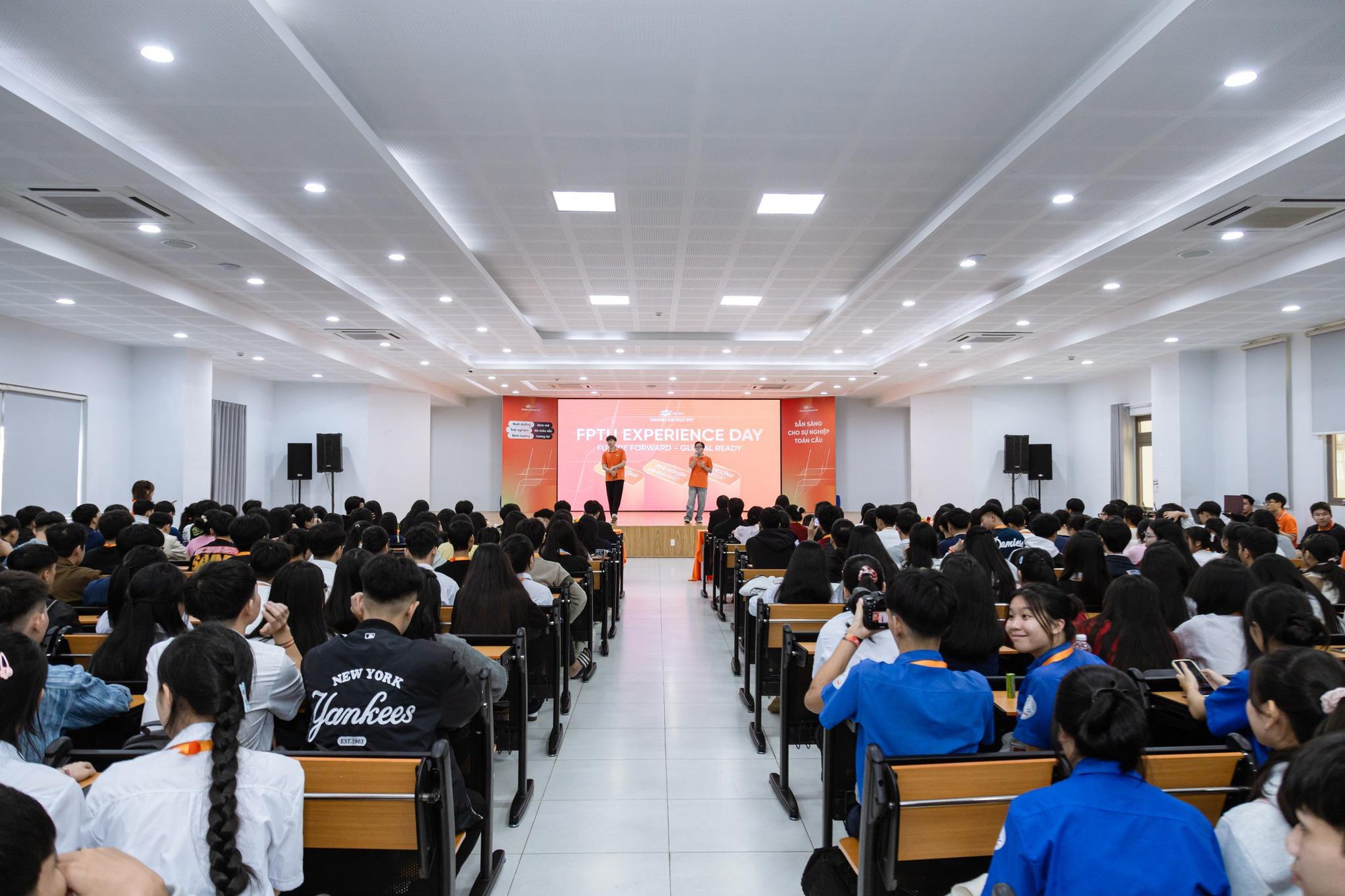 Gần 10.000 Gen Z từ c&aacute;c trường THPT &ldquo;giải m&atilde; tương lai&rdquo; tại chuỗi Open Day của Trường Đại học FPT- Ảnh 5.