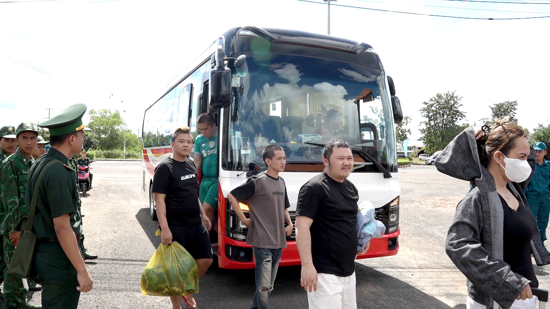 Hàng chục người bỏ chạy từ nhà ăn của công ty, kết thúc chuỗi ngày sống trong "địa ngục"- Ảnh 1. Hàng chục người bỏ chạy từ nhà ăn của công ty, kết thúc chuỗi ngày sống trong "địa ngục"- Ảnh 1.