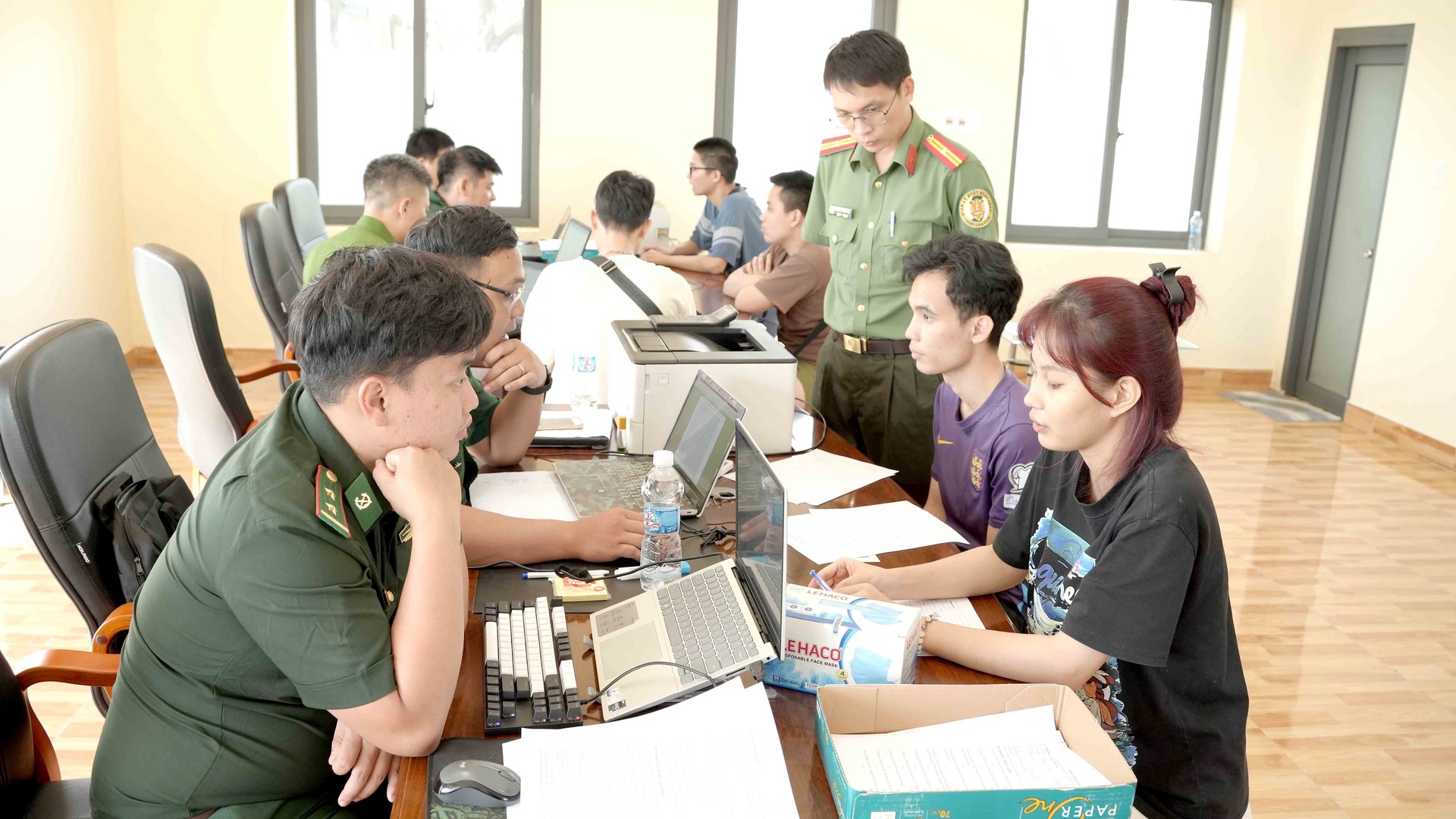 Hàng chục người bỏ chạy từ nhà ăn của công ty, kết thúc chuỗi ngày sống trong "địa ngục"- Ảnh 2. Hàng chục người bỏ chạy từ nhà ăn của công ty, kết thúc chuỗi ngày sống trong "địa ngục"- Ảnh 2.