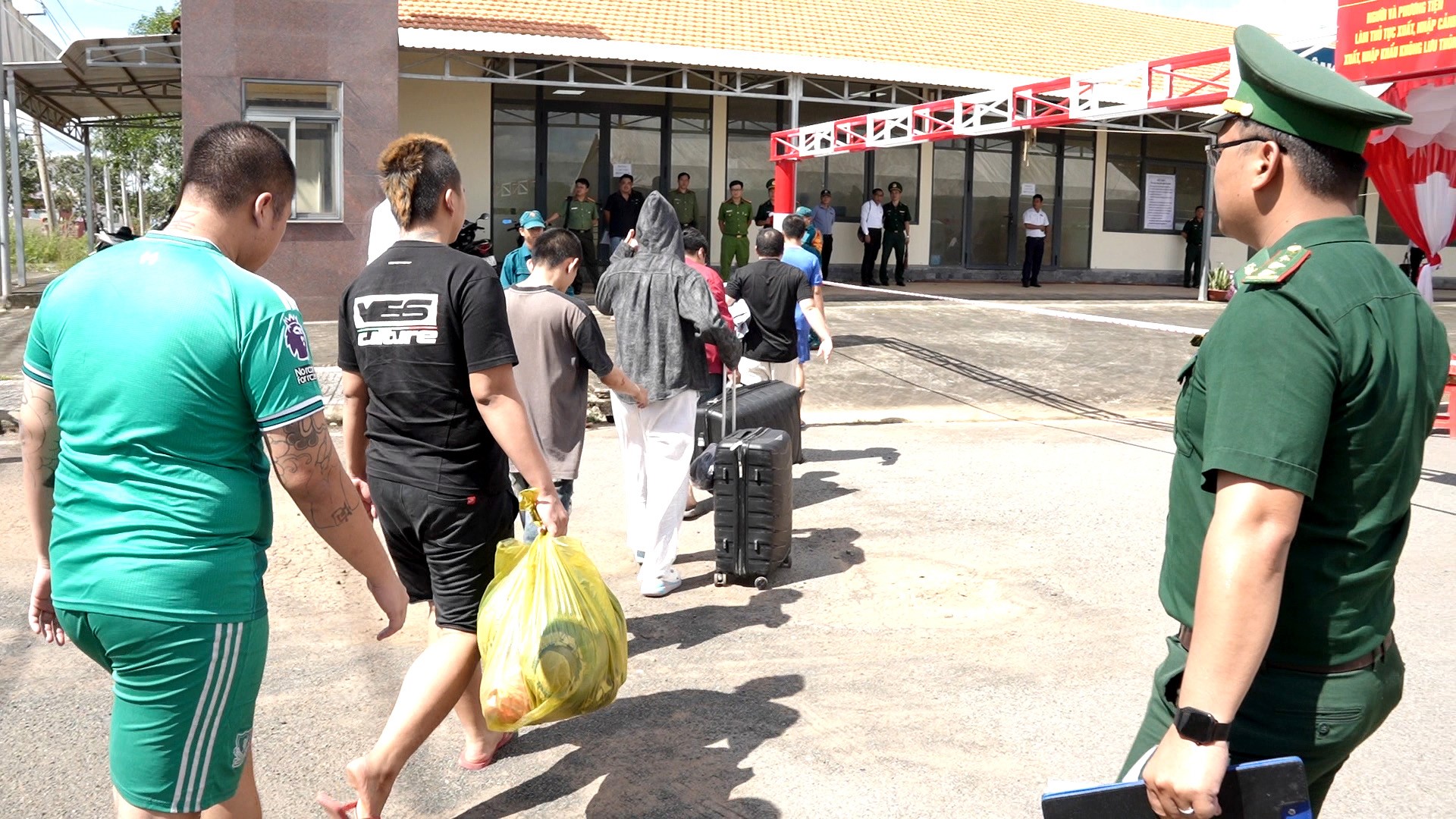 Nam thanh niên sang Campuchia làm “việc nhẹ lương cao” bị cưỡng ép cắt bỏ một quả thận: Vết sẹo dài bên mạn sườn gây ám ảnh- Ảnh 1. Nam thanh niên sang Campuchia làm “việc nhẹ lương cao” bị cưỡng ép cắt bỏ một quả thận: Vết sẹo dài bên mạn sườn gây ám ảnh- Ảnh 1.