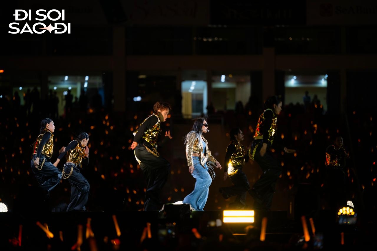 See The Light Concert: 4 tiếng thăng hoa của Mỹ Tâm tại Mỹ Đình, mãn nhãn nhưng chưa đủ thỏa mãn- Ảnh 2. See The Light Concert: 4 tiếng thăng hoa của Mỹ Tâm tại Mỹ Đình, mãn nhãn nhưng chưa đủ thỏa mãn- Ảnh 2.