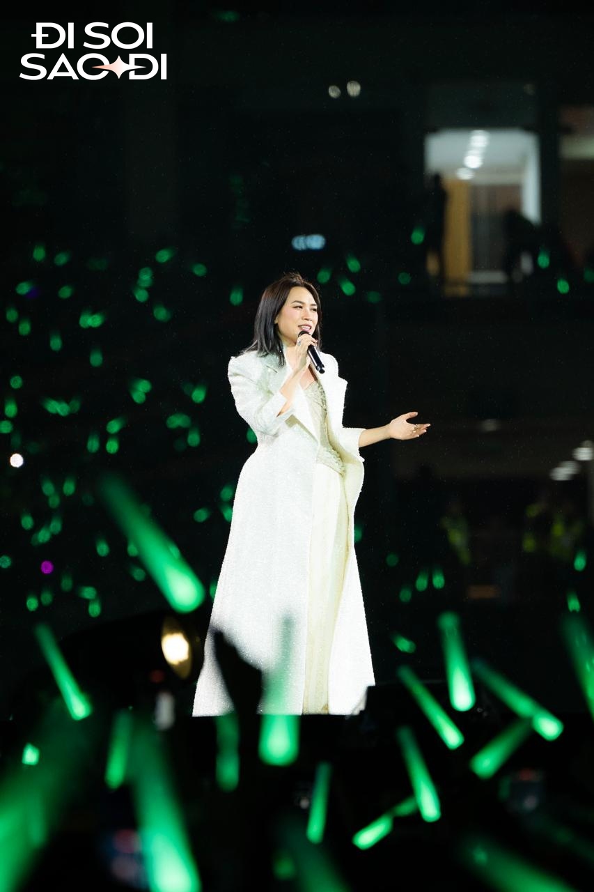 See The Light Concert: 4 tiếng thăng hoa của Mỹ Tâm tại Mỹ Đình, mãn nhãn nhưng chưa đủ thỏa mãn- Ảnh 9. See The Light Concert: 4 tiếng thăng hoa của Mỹ Tâm tại Mỹ Đình, mãn nhãn nhưng chưa đủ thỏa mãn- Ảnh 9.