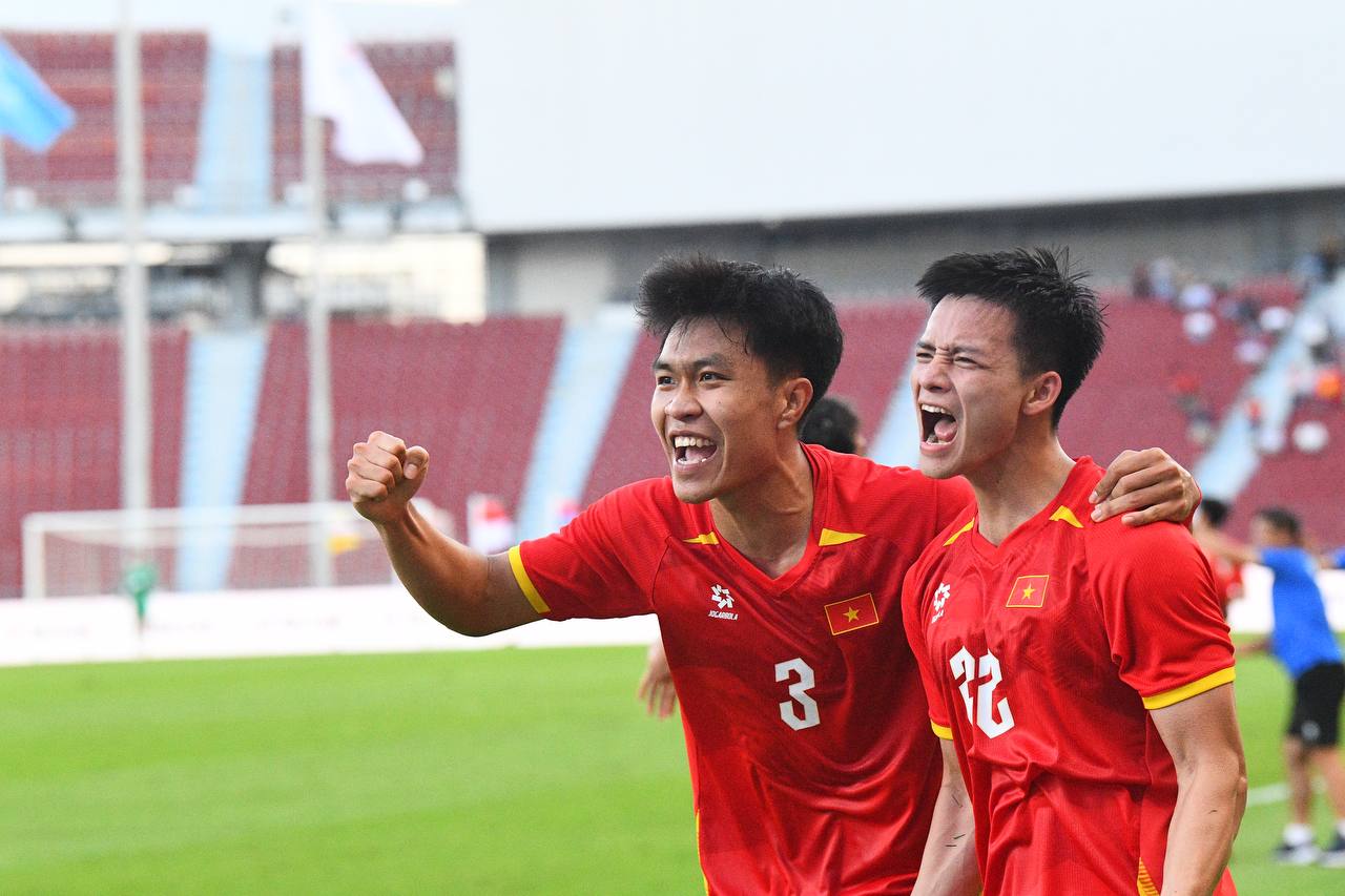 3 phút ghi 2 bàn để vào chung kết SEA Games, U22 Việt Nam khiến trăm triệu người hâm mộ bùng nổ cảm xúc- Ảnh 7. 3 phút ghi 2 bàn để vào chung kết SEA Games, U22 Việt Nam khiến trăm triệu người hâm mộ bùng nổ cảm xúc- Ảnh 7.