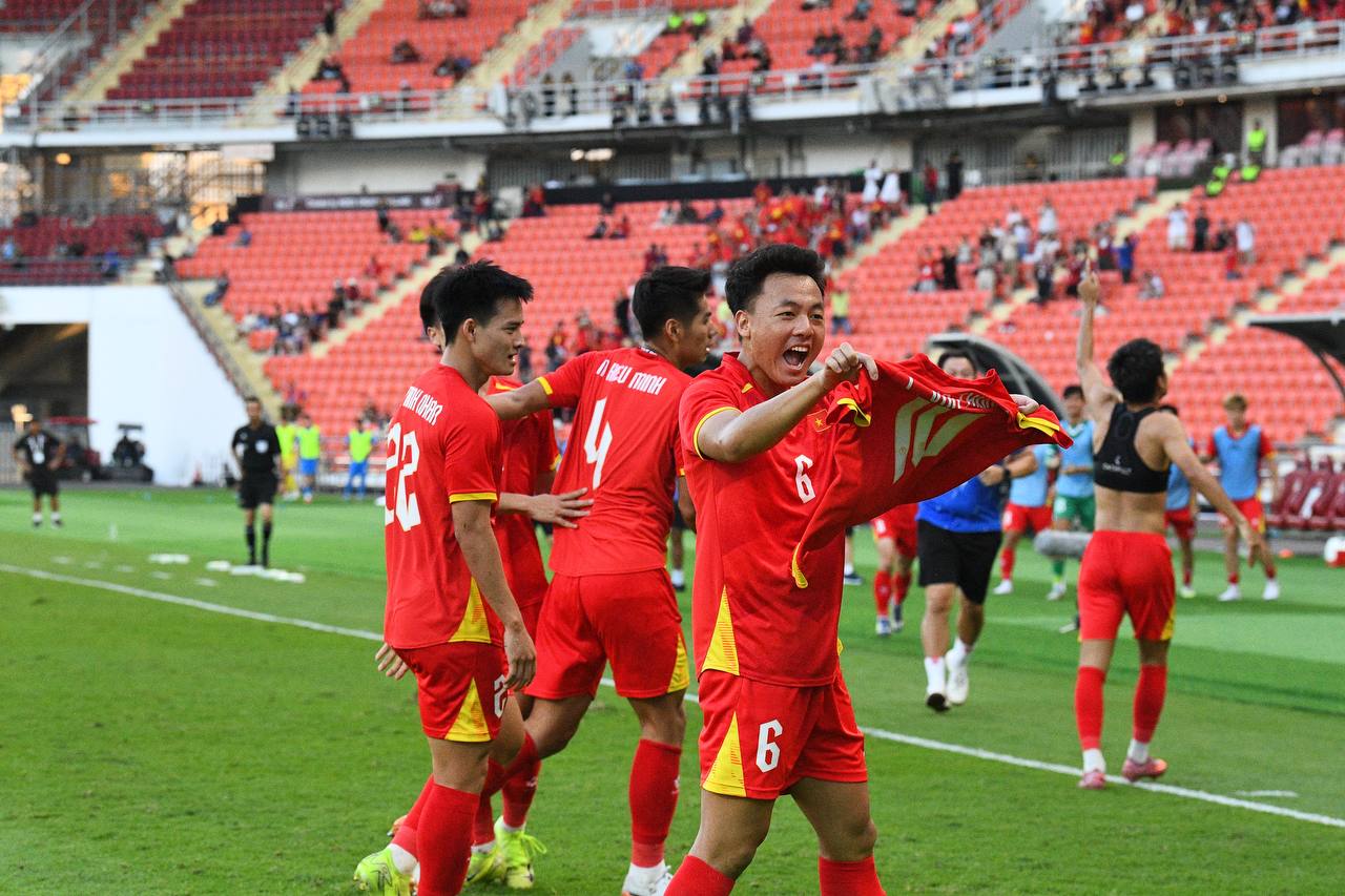 3 phút ghi 2 bàn để vào chung kết SEA Games, U22 Việt Nam khiến trăm triệu người hâm mộ bùng nổ cảm xúc- Ảnh 4. 3 phút ghi 2 bàn để vào chung kết SEA Games, U22 Việt Nam khiến trăm triệu người hâm mộ bùng nổ cảm xúc- Ảnh 4.