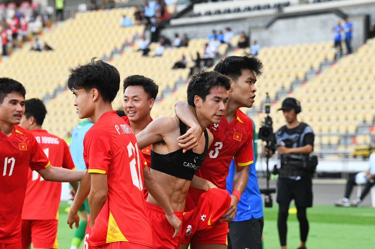 3 phút ghi 2 bàn để vào chung kết SEA Games, U22 Việt Nam khiến trăm triệu người hâm mộ bùng nổ cảm xúc- Ảnh 3. 3 phút ghi 2 bàn để vào chung kết SEA Games, U22 Việt Nam khiến trăm triệu người hâm mộ bùng nổ cảm xúc- Ảnh 3.