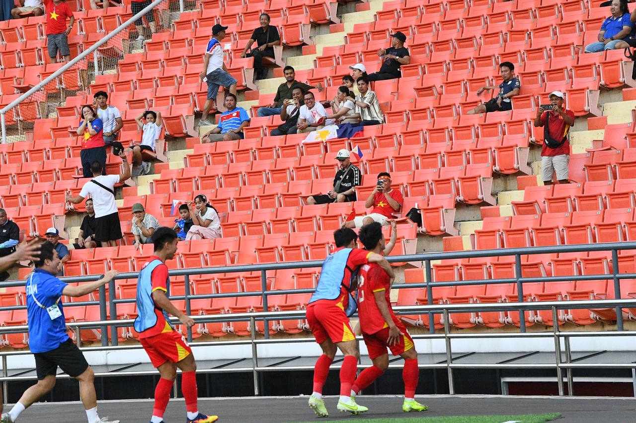 3 phút ghi 2 bàn để vào chung kết SEA Games, U22 Việt Nam khiến trăm triệu người hâm mộ bùng nổ cảm xúc- Ảnh 14. 3 phút ghi 2 bàn để vào chung kết SEA Games, U22 Việt Nam khiến trăm triệu người hâm mộ bùng nổ cảm xúc- Ảnh 14.