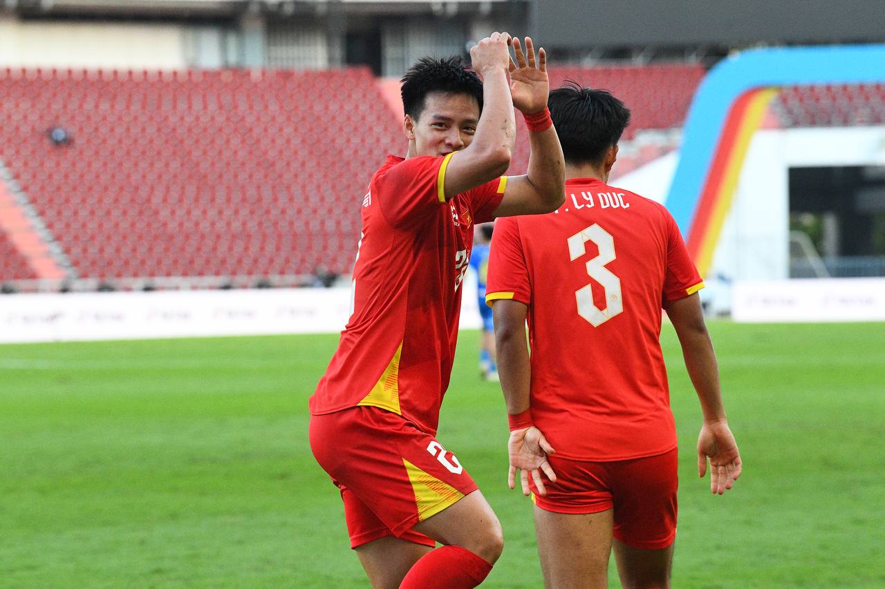 3 phút ghi 2 bàn để vào chung kết SEA Games, U22 Việt Nam khiến trăm triệu người hâm mộ bùng nổ cảm xúc- Ảnh 9. 3 phút ghi 2 bàn để vào chung kết SEA Games, U22 Việt Nam khiến trăm triệu người hâm mộ bùng nổ cảm xúc- Ảnh 9.