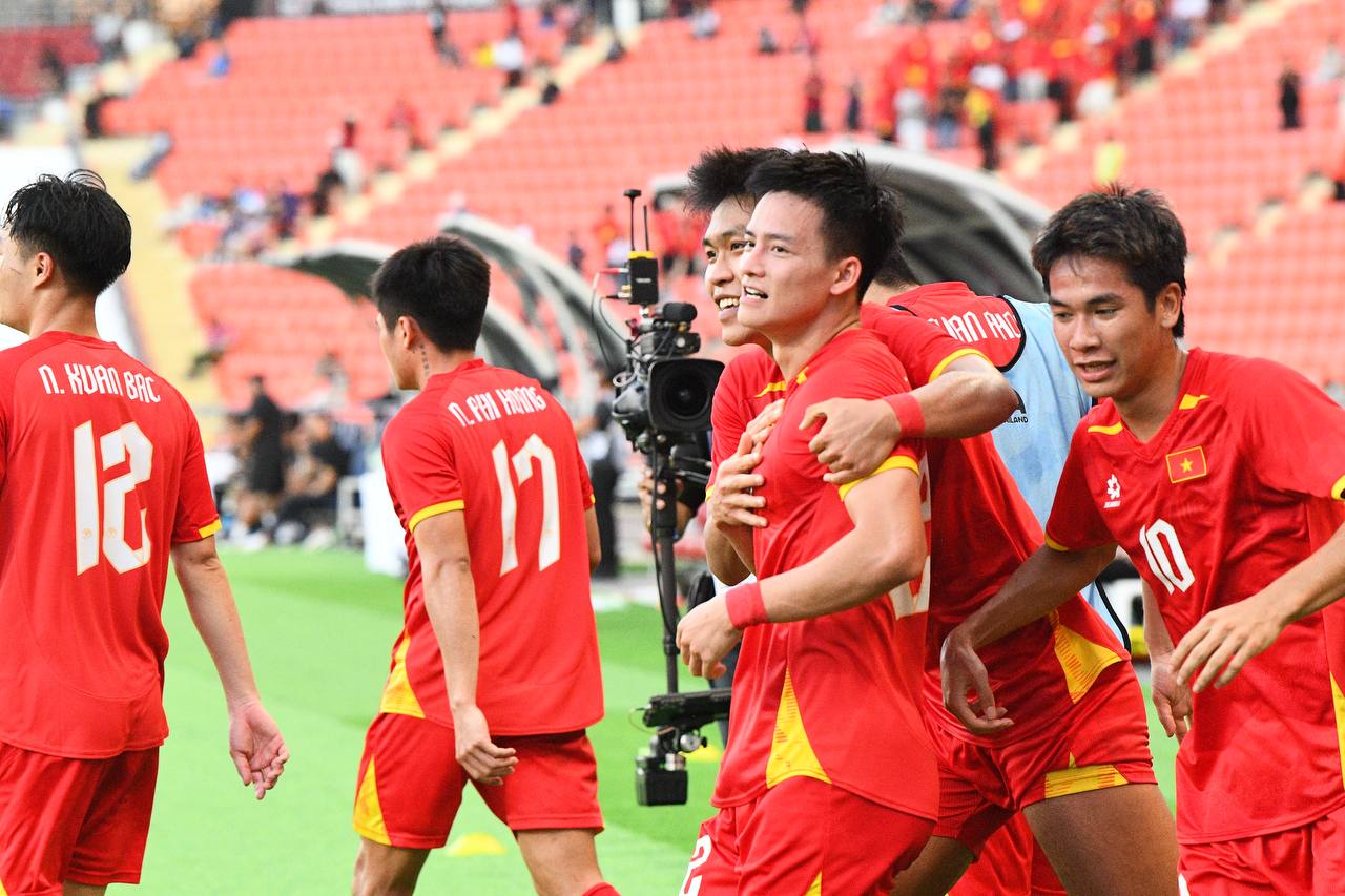 3 phút ghi 2 bàn để vào chung kết SEA Games, U22 Việt Nam khiến trăm triệu người hâm mộ bùng nổ cảm xúc- Ảnh 12. 3 phút ghi 2 bàn để vào chung kết SEA Games, U22 Việt Nam khiến trăm triệu người hâm mộ bùng nổ cảm xúc- Ảnh 12.