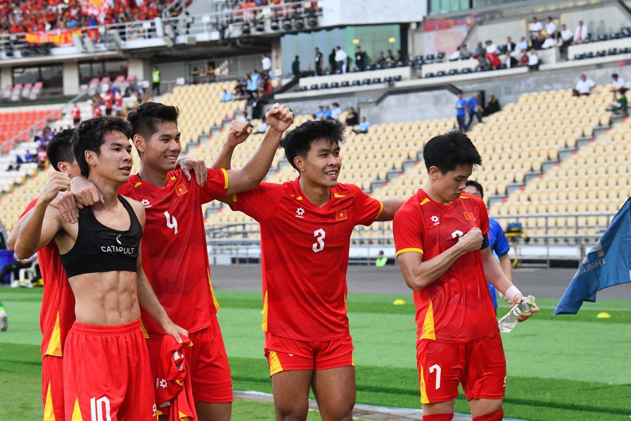3 phút ghi 2 bàn để vào chung kết SEA Games, U22 Việt Nam khiến trăm triệu người hâm mộ bùng nổ cảm xúc- Ảnh 2. 3 phút ghi 2 bàn để vào chung kết SEA Games, U22 Việt Nam khiến trăm triệu người hâm mộ bùng nổ cảm xúc- Ảnh 2.