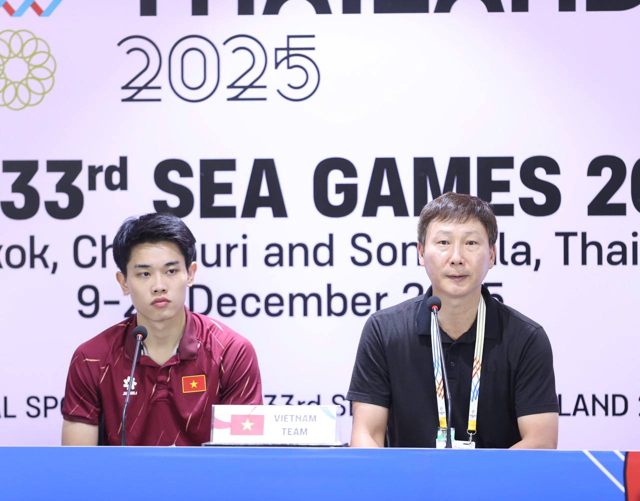 HLV Kim Sang-sik tự hào chấm các cầu thủ Việt Nam 120 trên thang điểm 100 vì chiến thắng đầy cảm xúc ở SEA Games- Ảnh 1. HLV Kim Sang-sik tự hào chấm các cầu thủ Việt Nam 120 trên thang điểm 100 vì chiến thắng đầy cảm xúc ở SEA Games- Ảnh 1.