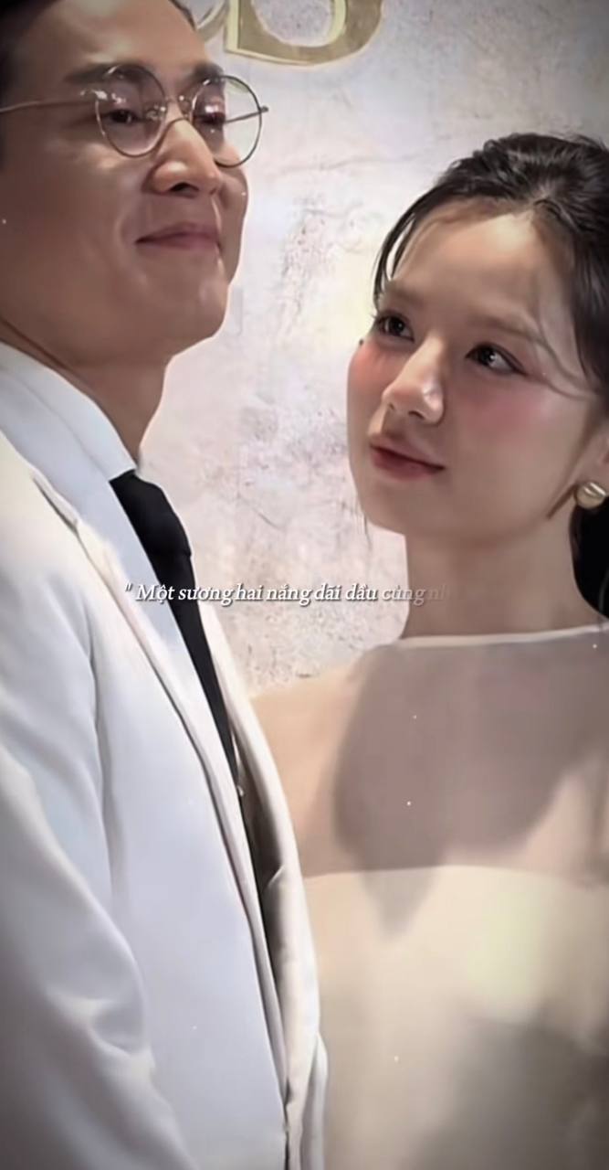 Bắt gặp cặp sao Vbiz cách nhau 16 tuổi công khai tình tứ, nhà gái đẹp ác liệt ai ngắm cũng phải mê- Ảnh 3. Bắt gặp cặp sao Vbiz cách nhau 16 tuổi công khai tình tứ, nhà gái đẹp ác liệt ai ngắm cũng phải mê- Ảnh 3.