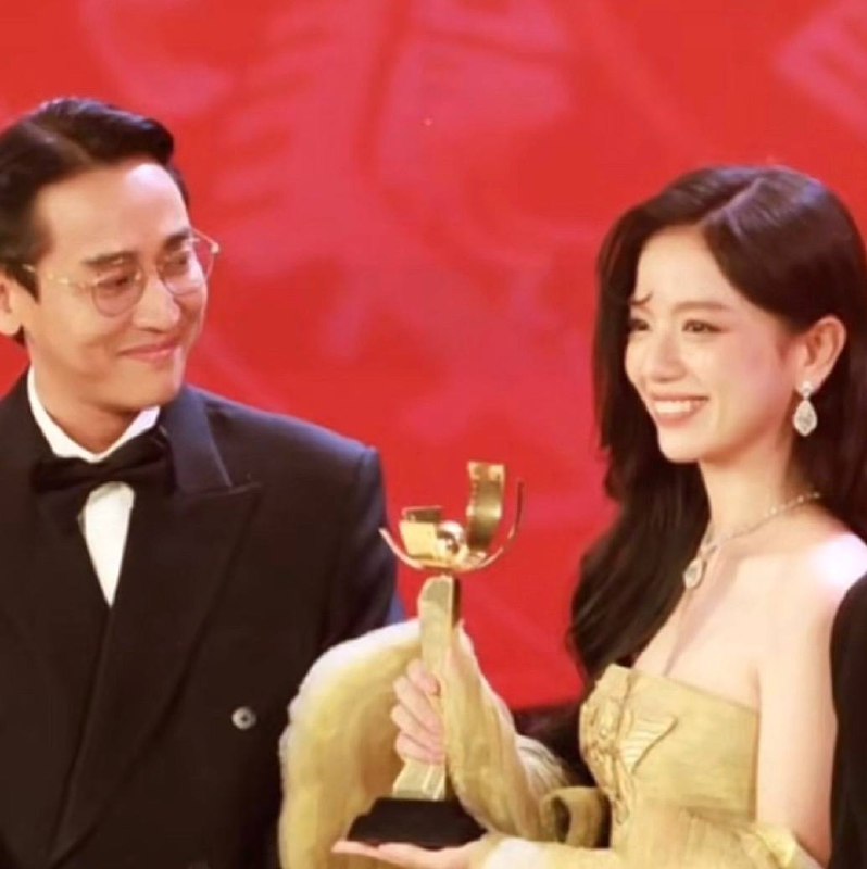 Bắt gặp cặp sao Vbiz cách nhau 16 tuổi công khai tình tứ, nhà gái đẹp ác liệt ai ngắm cũng phải mê- Ảnh 5. Bắt gặp cặp sao Vbiz cách nhau 16 tuổi công khai tình tứ, nhà gái đẹp ác liệt ai ngắm cũng phải mê- Ảnh 5.