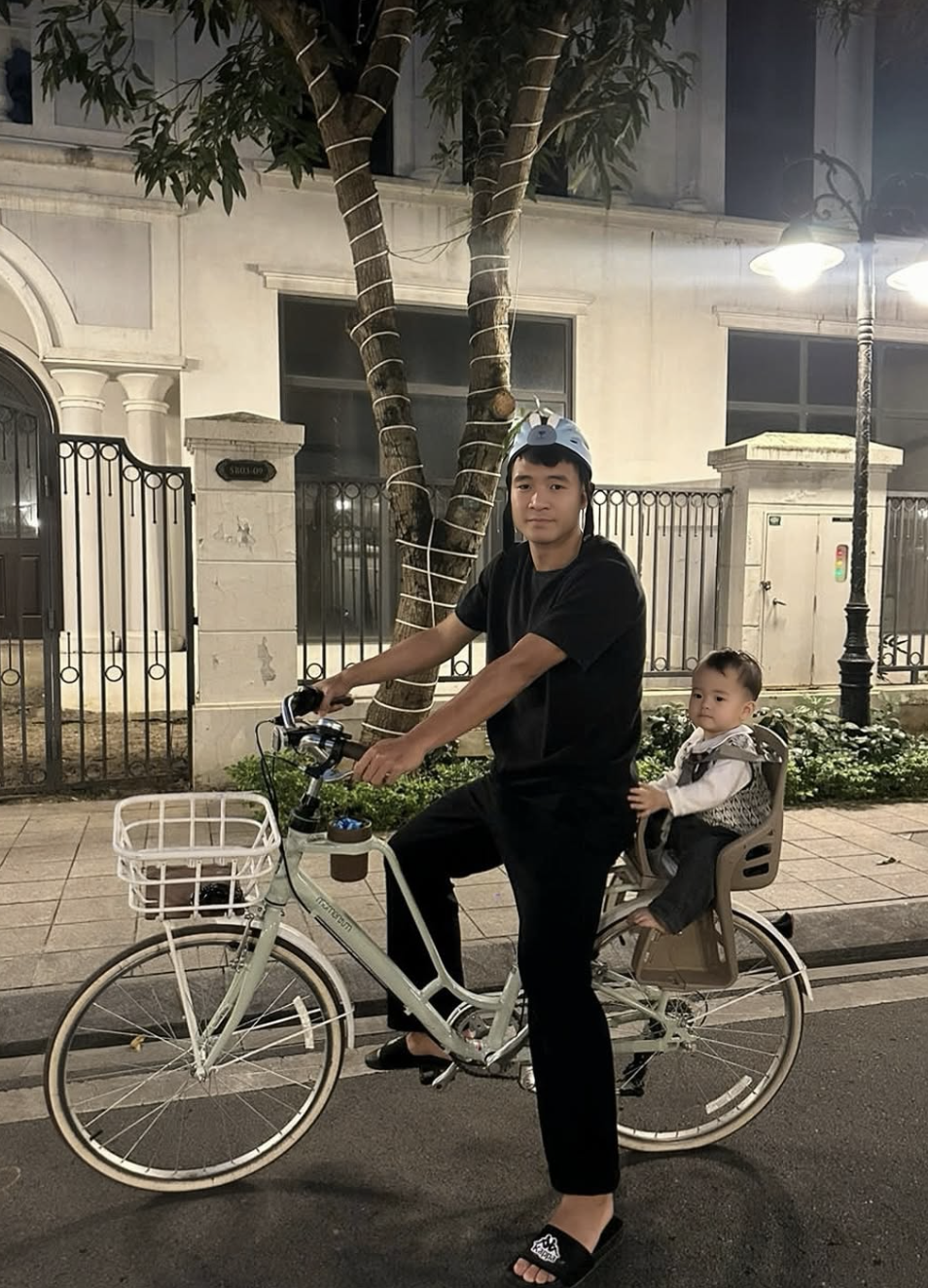 Văn Hậu mời hội cầu thủ bạn thân đến biệt thự mấy chục tỷ mới tậu, mừng sinh nhật vợ đẹp Doãn Hải My- Ảnh 3. Văn Hậu mời hội cầu thủ bạn thân đến biệt thự mấy chục tỷ mới tậu, mừng sinh nhật vợ đẹp Doãn Hải My- Ảnh 3.