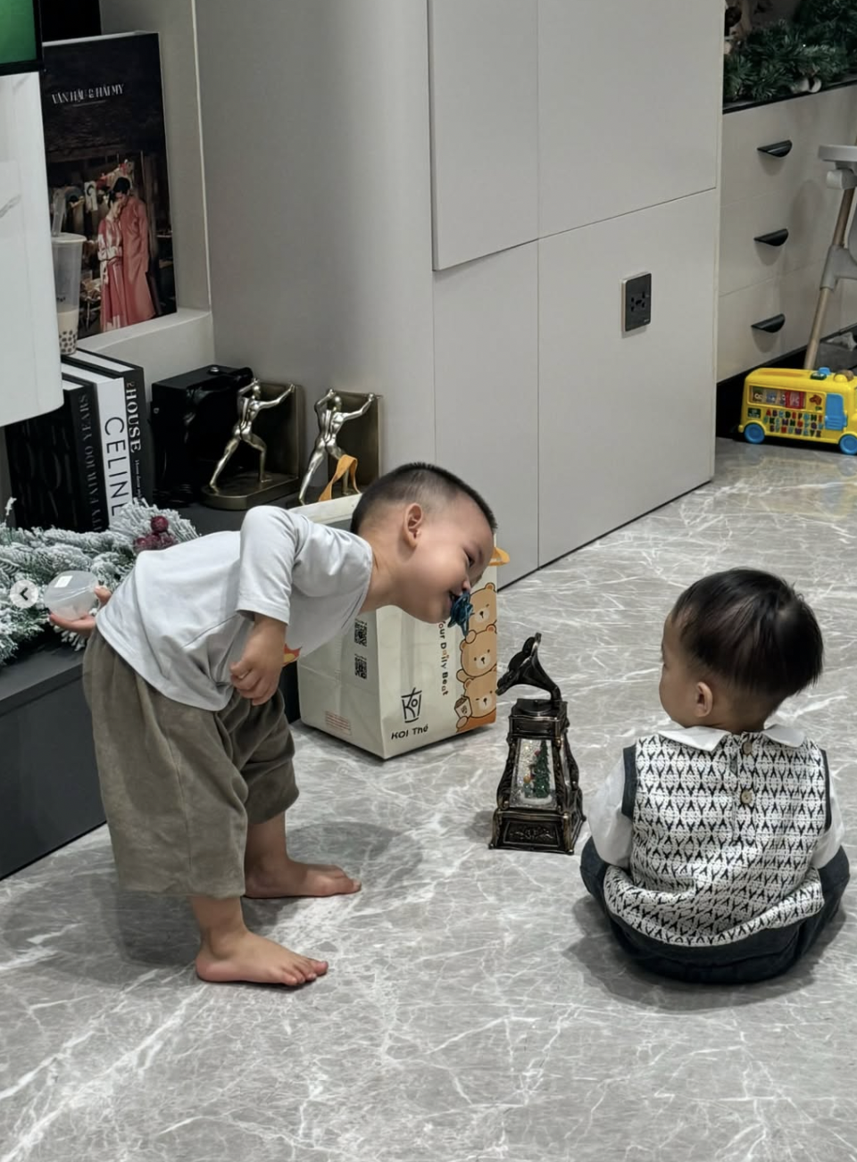 Văn Hậu mời hội cầu thủ bạn thân đến biệt thự mấy chục tỷ mới tậu, mừng sinh nhật vợ đẹp Doãn Hải My- Ảnh 5. Văn Hậu mời hội cầu thủ bạn thân đến biệt thự mấy chục tỷ mới tậu, mừng sinh nhật vợ đẹp Doãn Hải My- Ảnh 5.