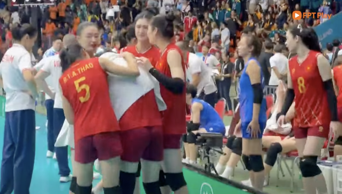Nghiệt ngã: Bóng chuyền nữ Việt Nam mất HCV vào tay Thái Lan sau màn rượt đuổi tỉ số nghẹt thở ở chung kết SEA Games- Ảnh 10. Nghiệt ngã: Bóng chuyền nữ Việt Nam mất HCV vào tay Thái Lan sau màn rượt đuổi tỉ số nghẹt thở ở chung kết SEA Games- Ảnh 10.
