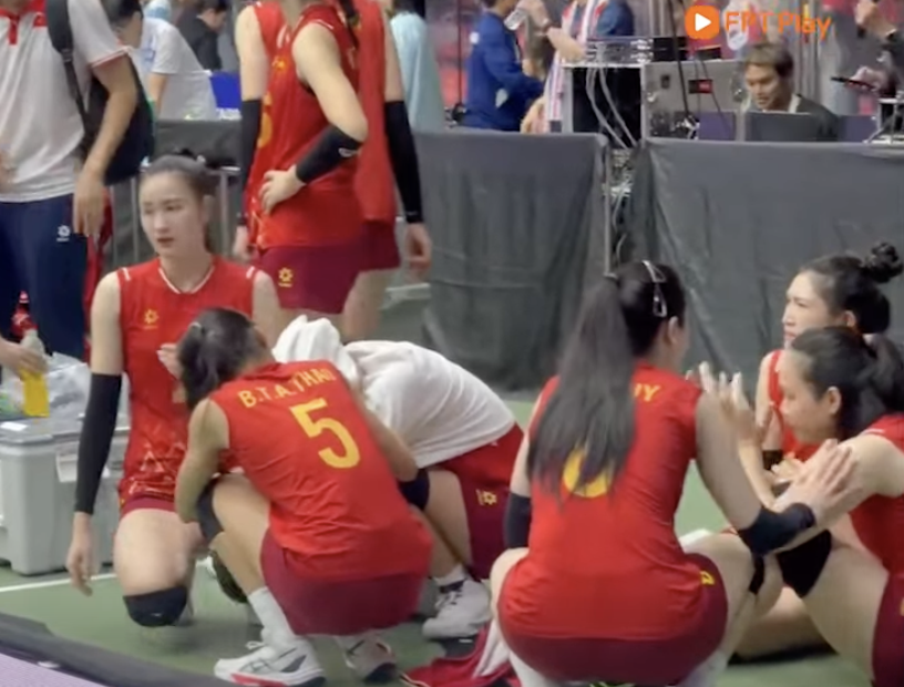 Nghiệt ngã: Bóng chuyền nữ Việt Nam mất HCV vào tay Thái Lan sau màn rượt đuổi tỉ số nghẹt thở ở chung kết SEA Games- Ảnh 9. Nghiệt ngã: Bóng chuyền nữ Việt Nam mất HCV vào tay Thái Lan sau màn rượt đuổi tỉ số nghẹt thở ở chung kết SEA Games- Ảnh 9.