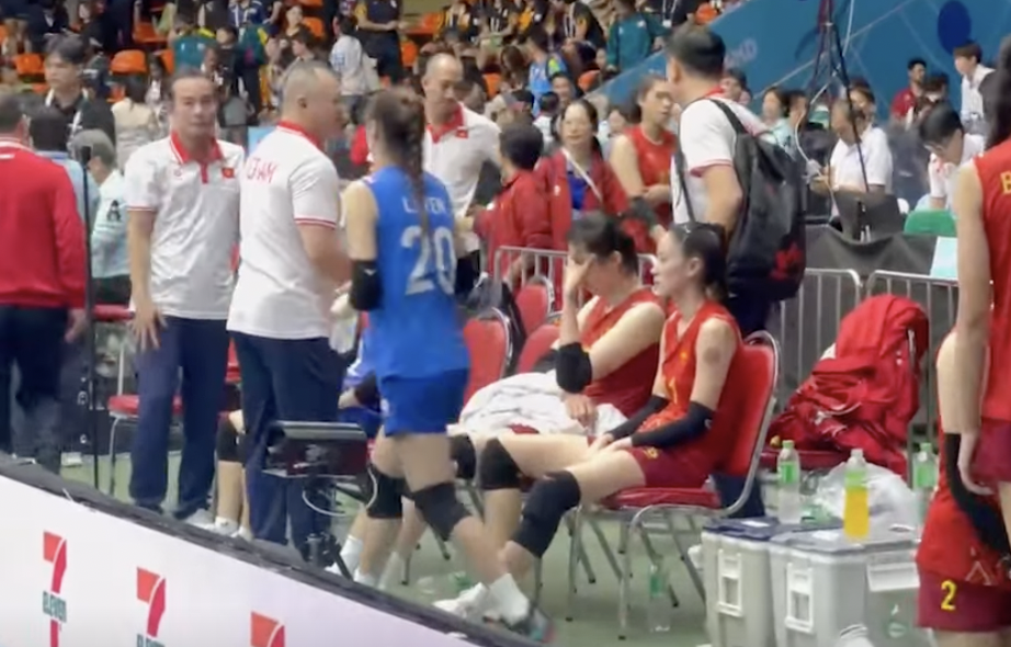 Nghiệt ngã: Bóng chuyền nữ Việt Nam mất HCV vào tay Thái Lan sau màn rượt đuổi tỉ số nghẹt thở ở chung kết SEA Games- Ảnh 8. Nghiệt ngã: Bóng chuyền nữ Việt Nam mất HCV vào tay Thái Lan sau màn rượt đuổi tỉ số nghẹt thở ở chung kết SEA Games- Ảnh 8.