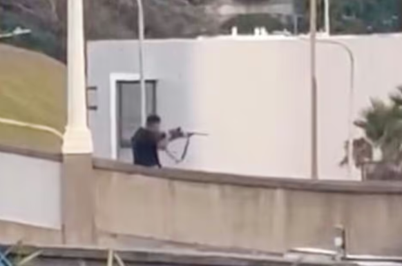 Mẹ của nghi phạm xả súng ở bãi biển Úc khiến ít nhất 15 người thiệt mạng khẳng định con trai “là cậu bé ngoan”- Ảnh 2. Mẹ của nghi phạm xả súng ở bãi biển Úc khiến ít nhất 15 người thiệt mạng khẳng định con trai “là cậu bé ngoan”- Ảnh 2.